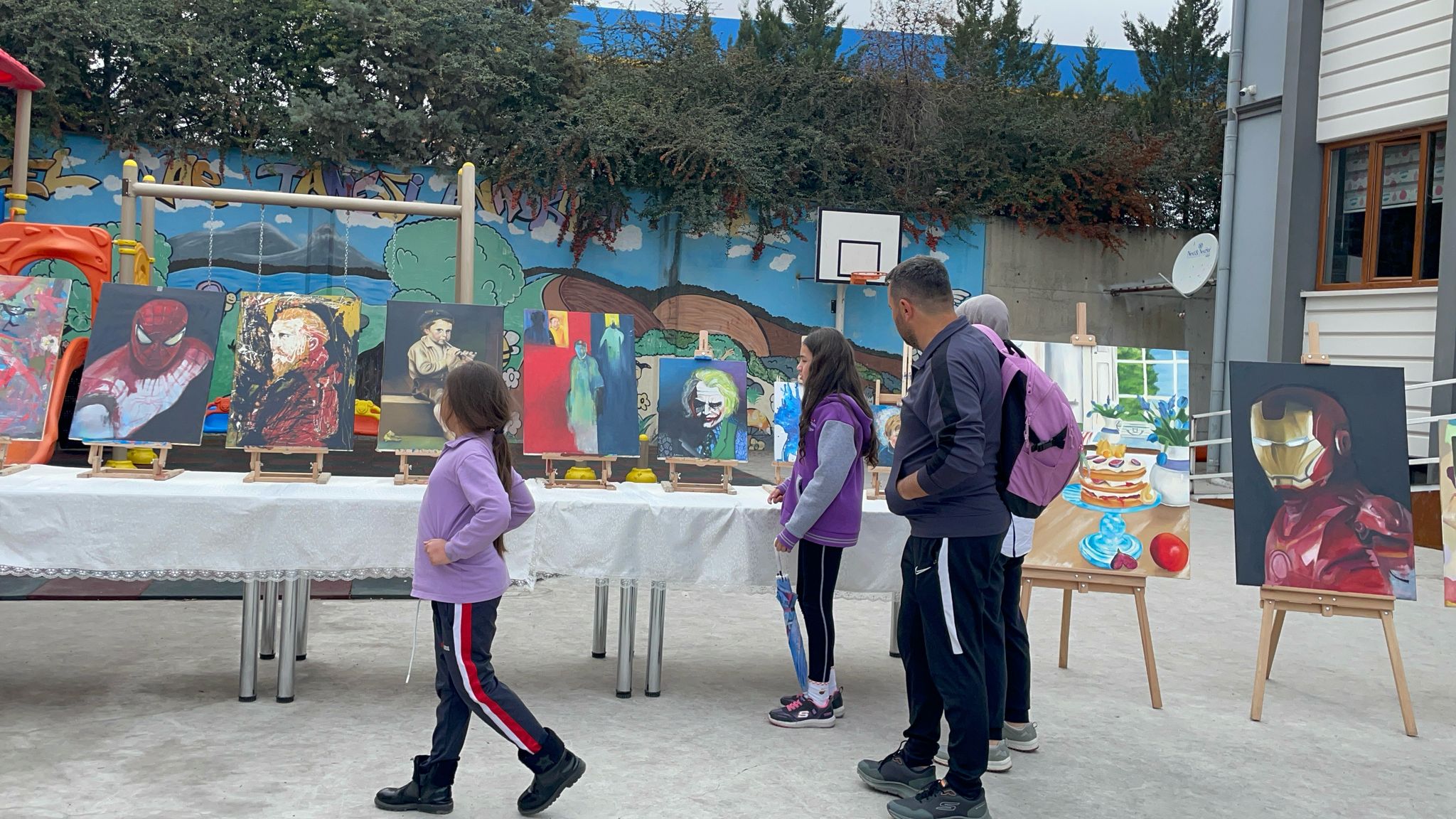 ŞEYMA CANDAN'IN ANISINA SANATLA YAŞATILAN MİRAS!  NAR TANESİ KOLEJİ, ÖĞRETMENİNİN ANISINI RESİM SERGİSİYLE YAŞATIYOR