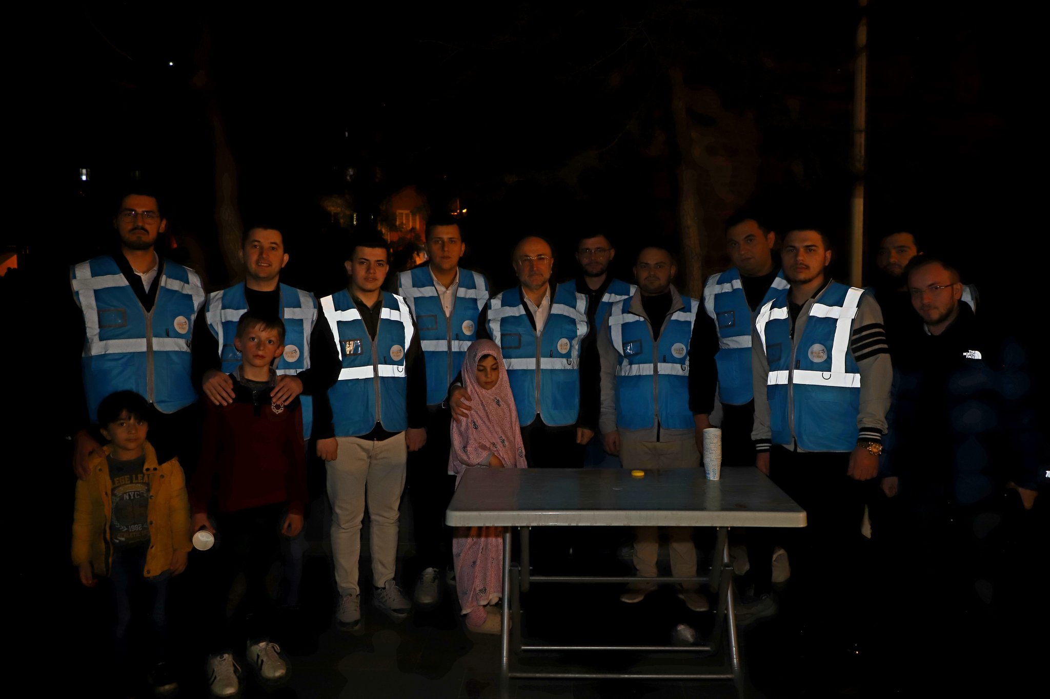 AK GENÇLİK SAHADA  KADİR GECESİ’NDE VATANDAŞLARLA BULUŞTU