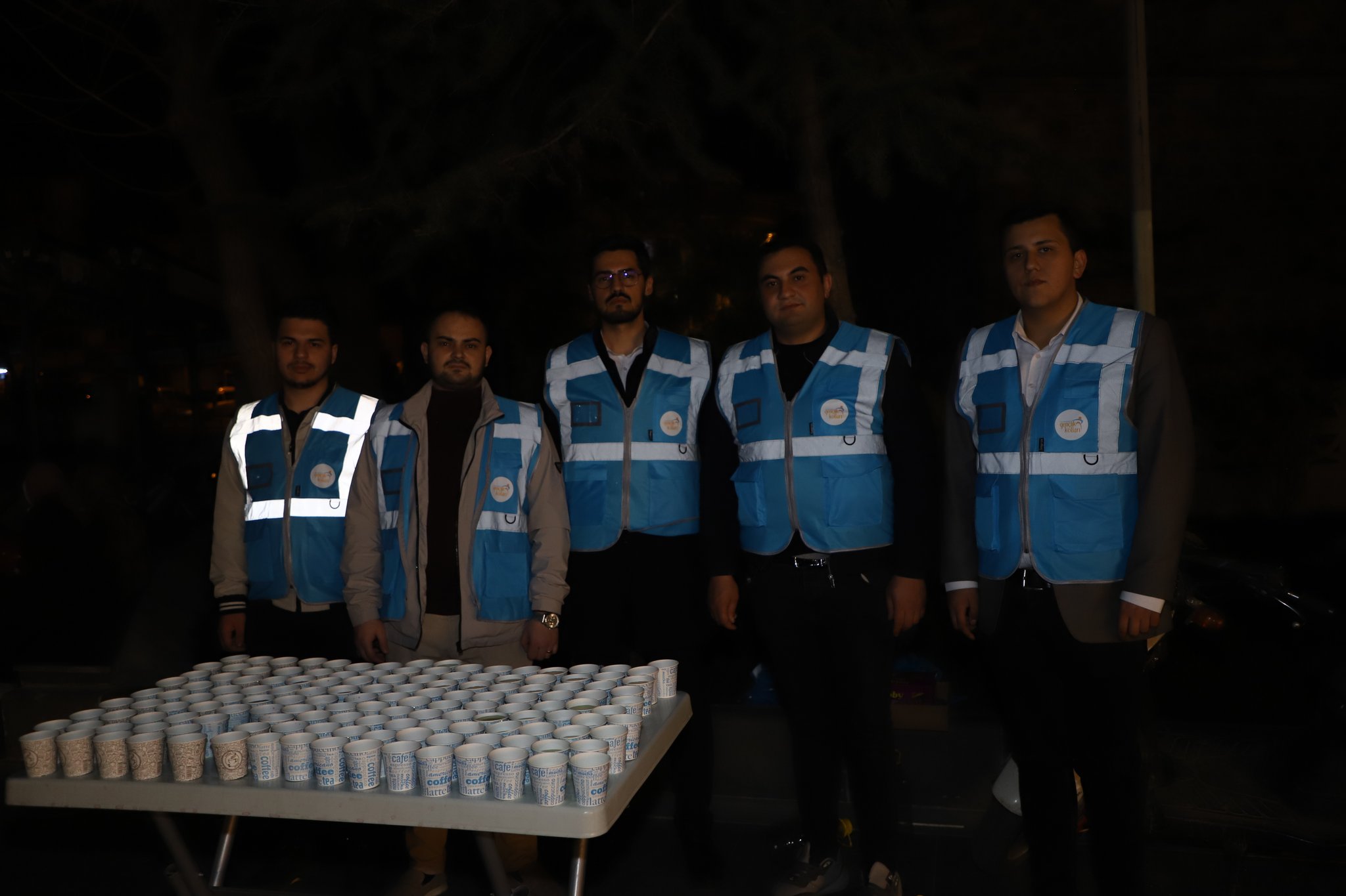 AK GENÇLİK SAHADA  KADİR GECESİ’NDE VATANDAŞLARLA BULUŞTU