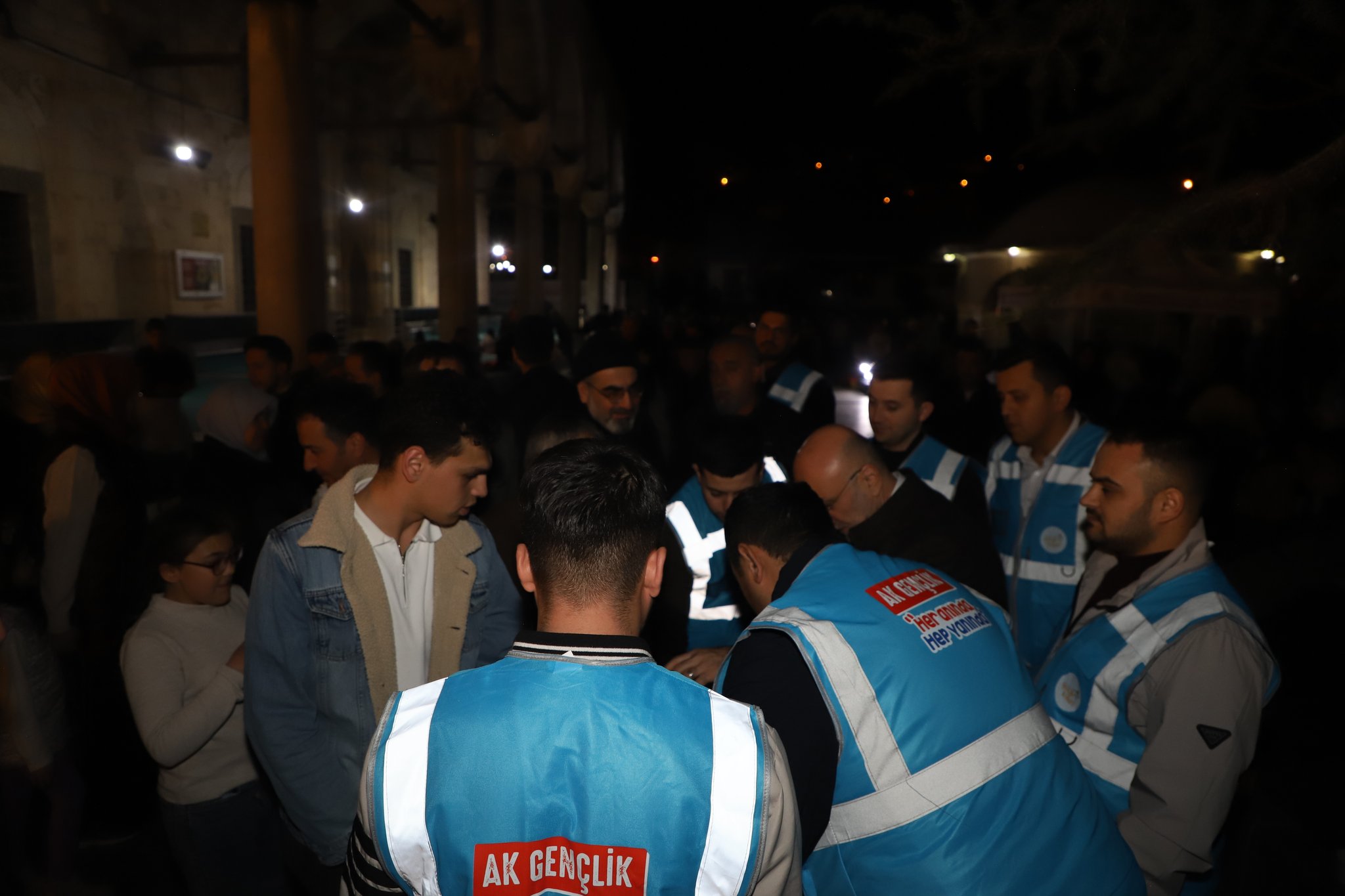 AK GENÇLİK SAHADA  KADİR GECESİ’NDE VATANDAŞLARLA BULUŞTU