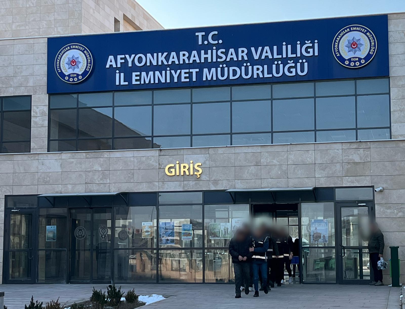 Afyon’da Kendilerini Kamu Görevlisi Gibi Tanıtıp 5 Milyon TL’lik Vurgun Yapan 10 Kişi Tutuklandı