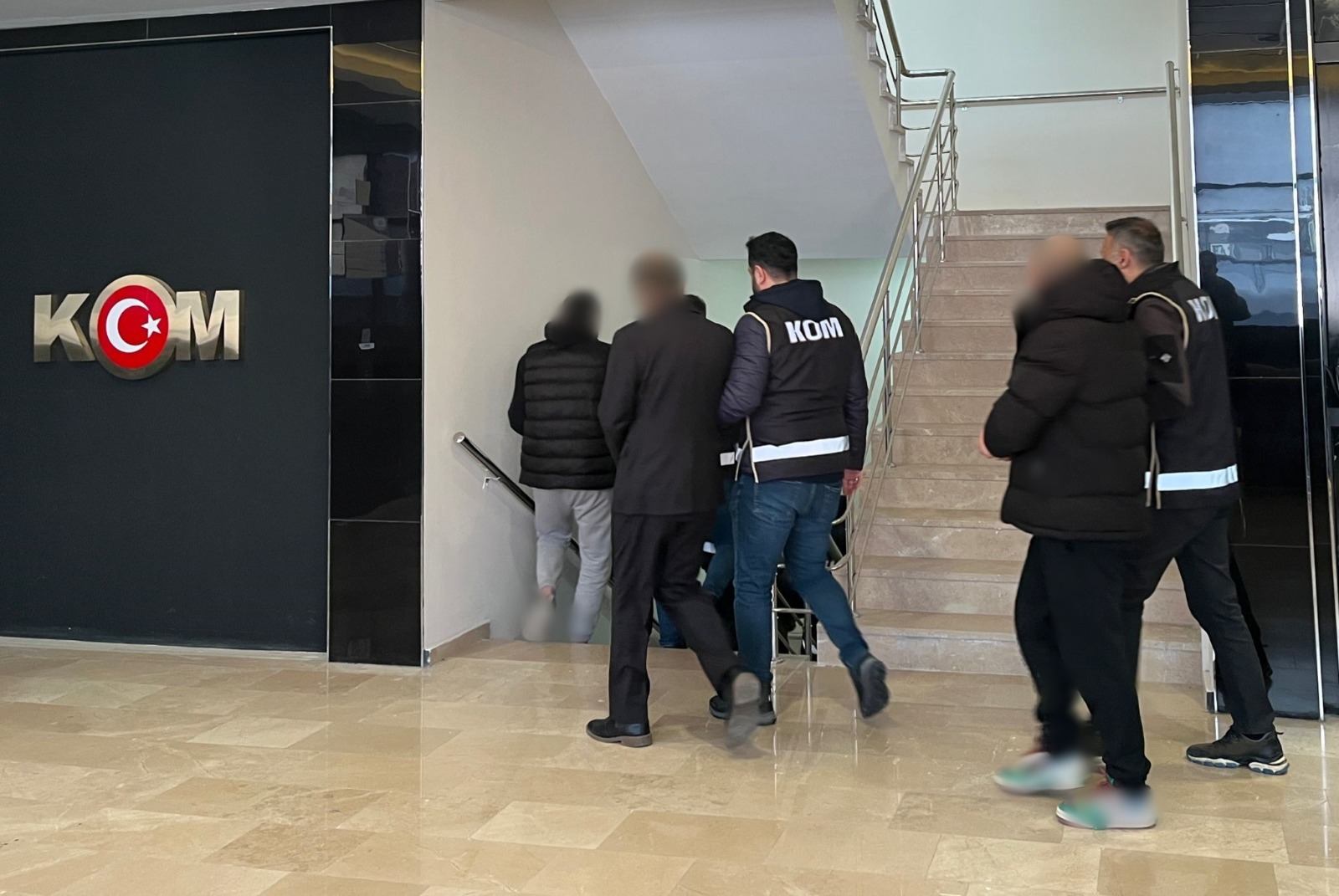 Afyon’da Kendilerini Kamu Görevlisi Gibi Tanıtıp 5 Milyon TL’lik Vurgun Yapan 10 Kişi Tutuklandı