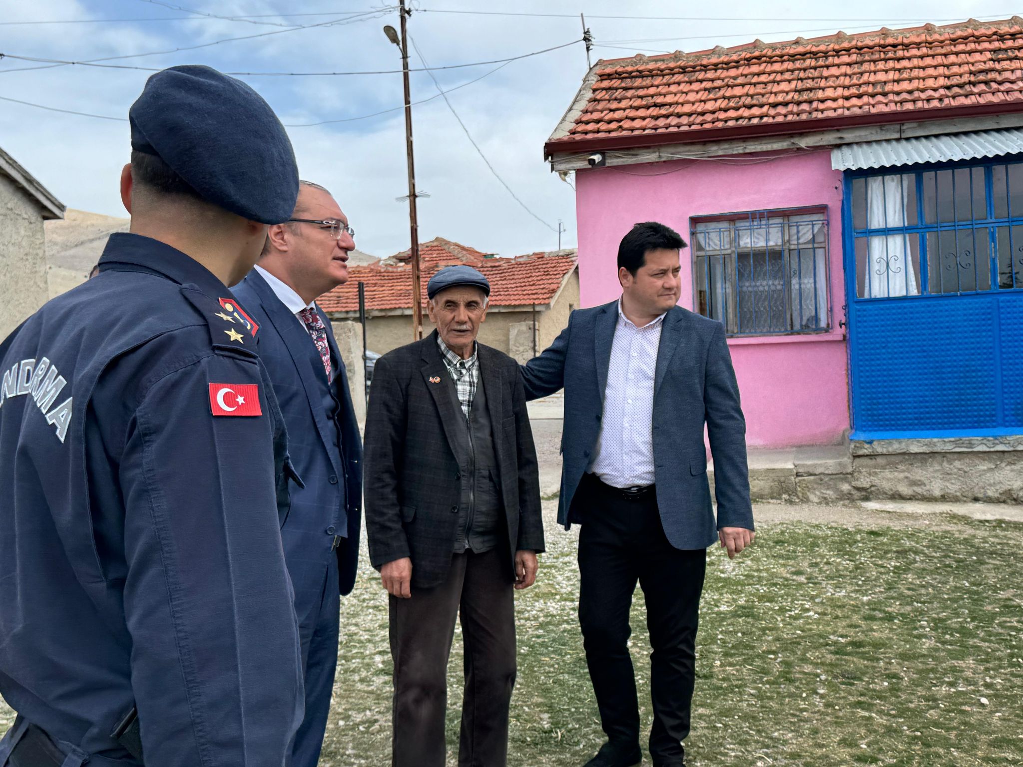 Bolvadin’de Şehit Ailelerine Ziyaret  "Şehitlerimizin Emaneti Baş Tacımız"