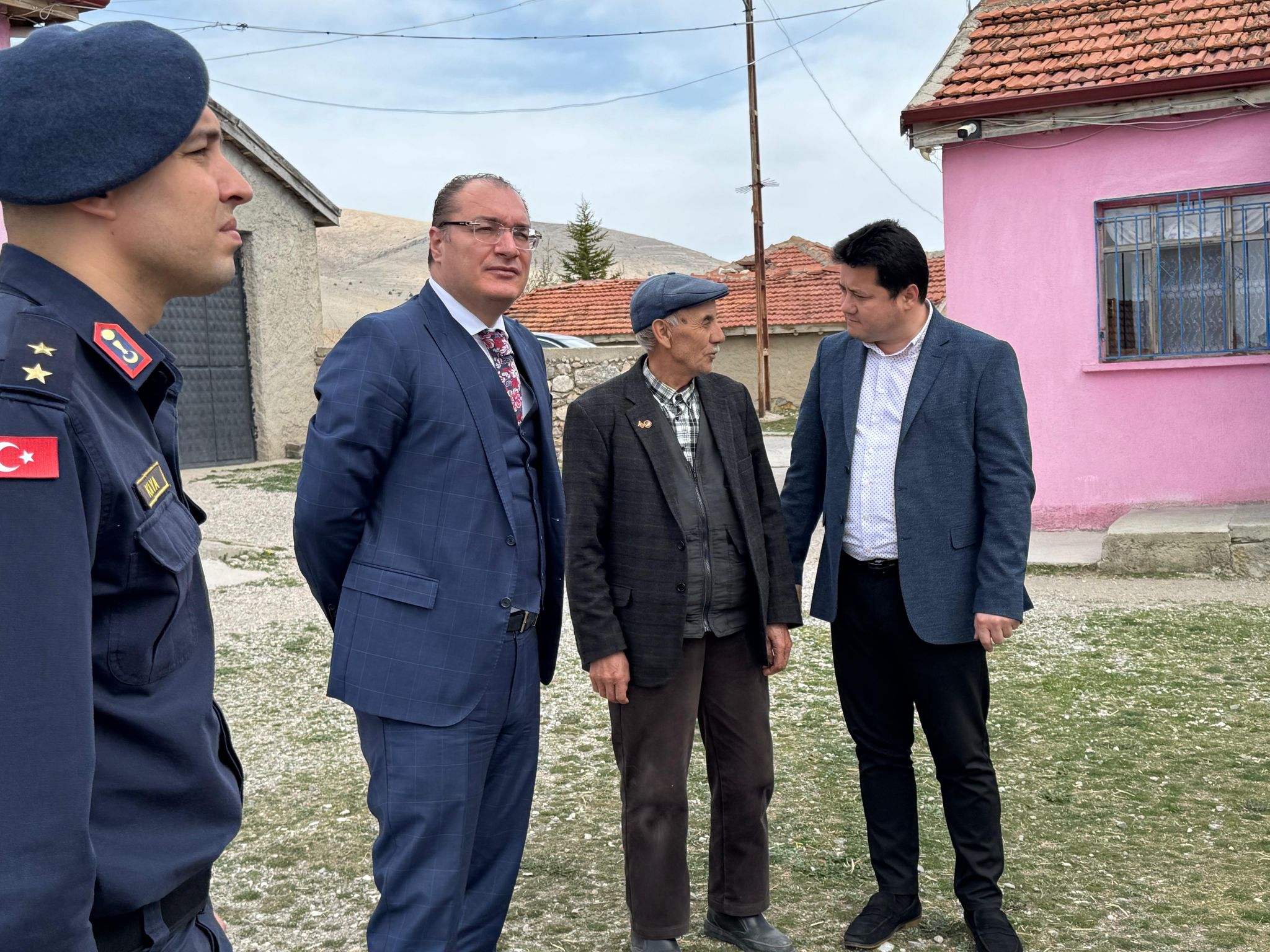 Bolvadin’de Şehit Ailelerine Ziyaret  "Şehitlerimizin Emaneti Baş Tacımız"