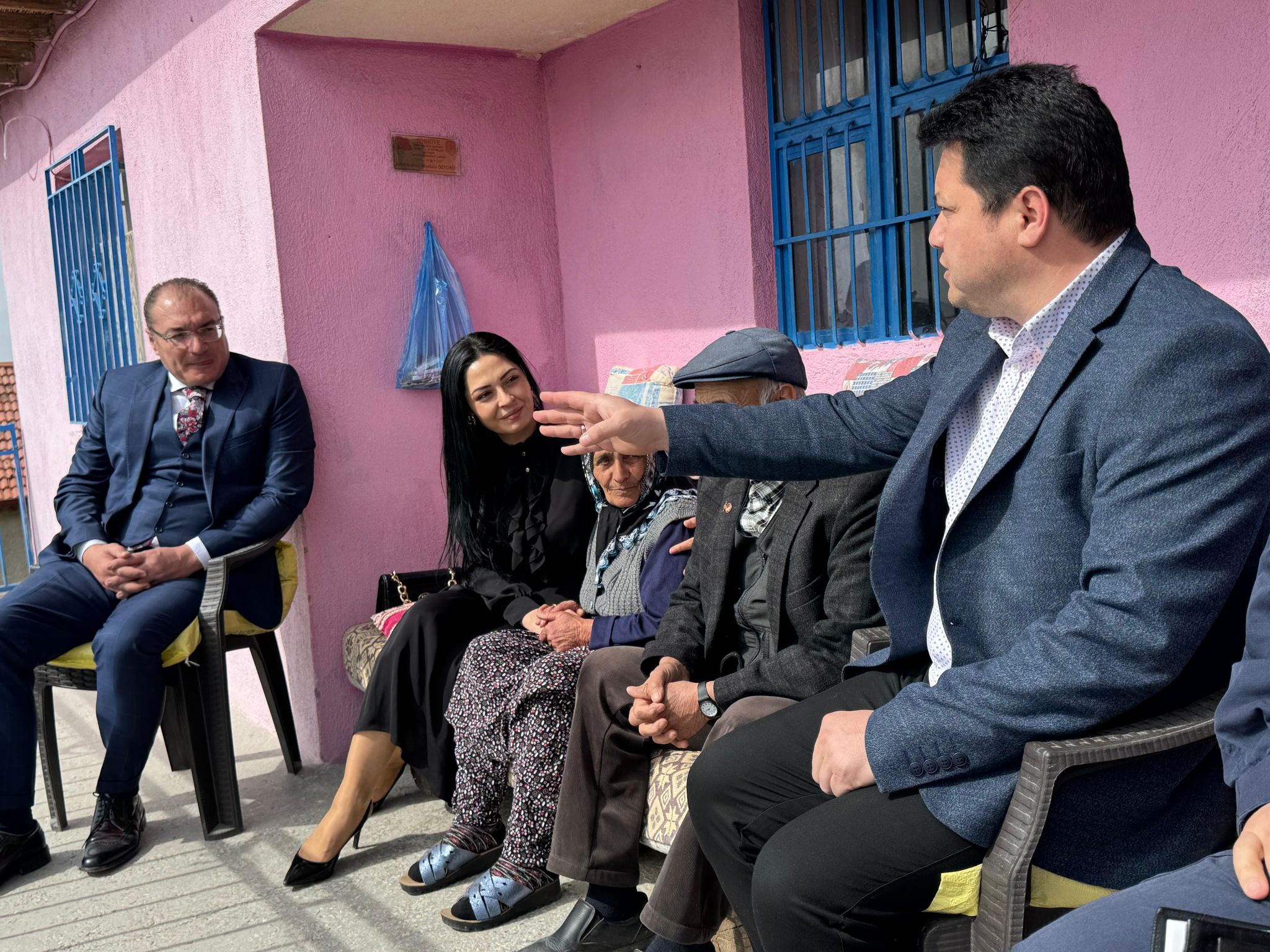 Bolvadin’de Şehit Ailelerine Ziyaret  "Şehitlerimizin Emaneti Baş Tacımız"