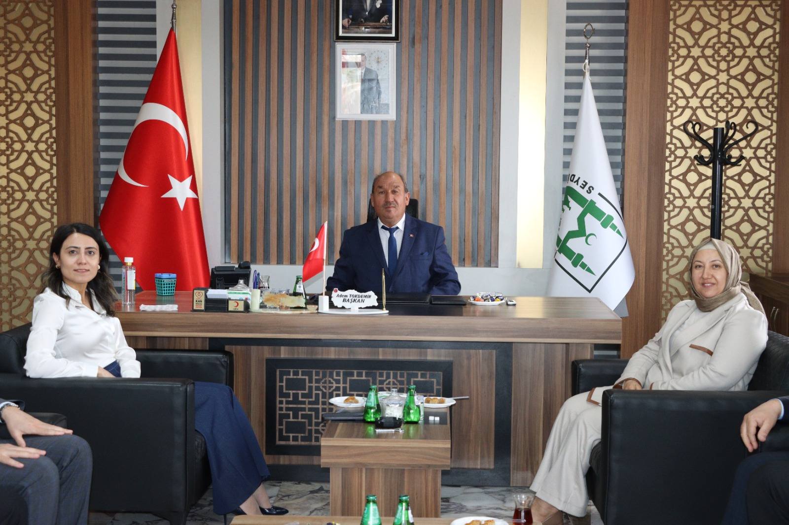 Kaymakam Kılıçtürk ve Başkan Kılınçarslan, Vatandaşlarla Bayramlaştı