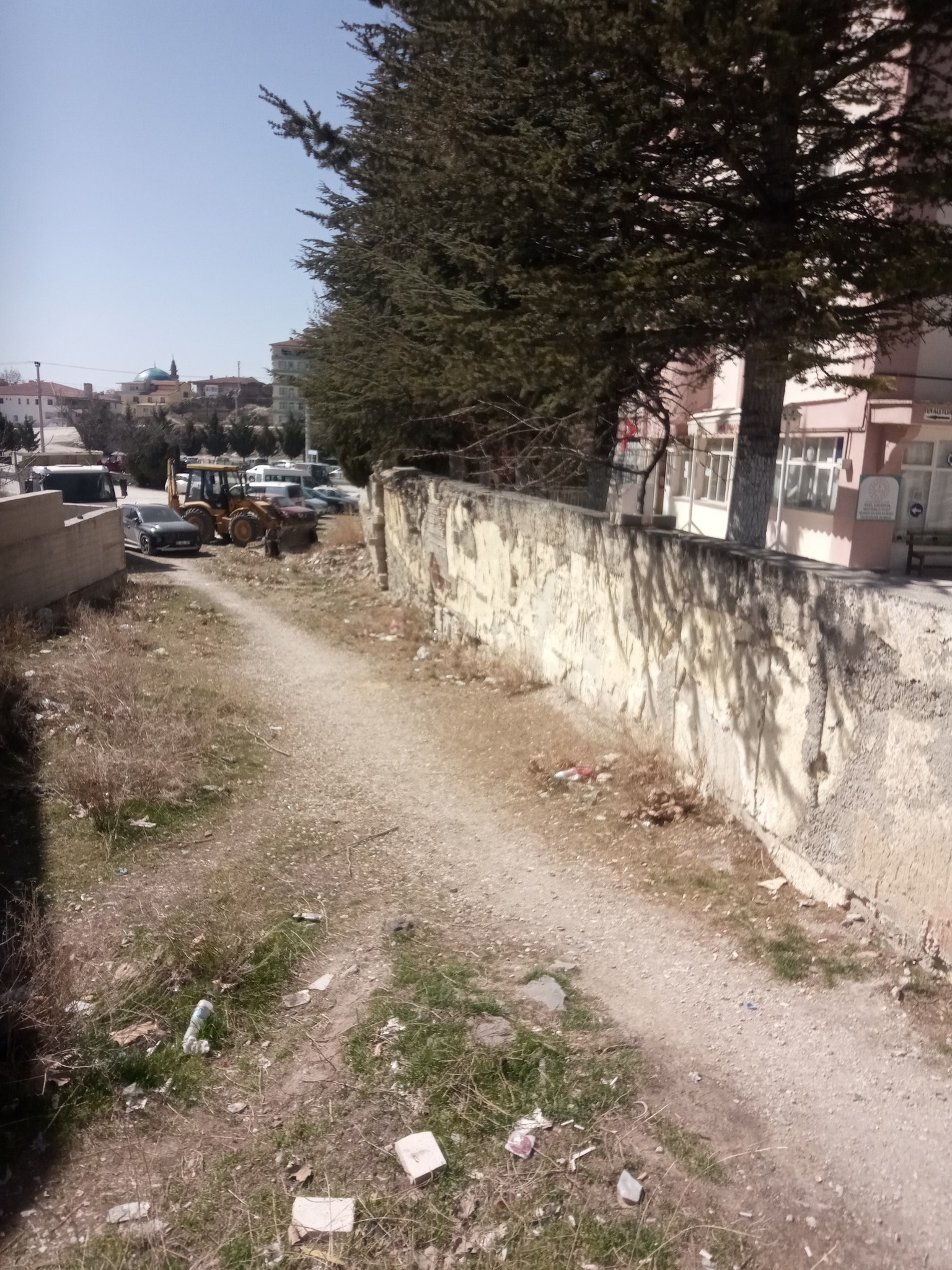 İSTİNAT DUVARI TEHLİKE SAÇIYOR  VATANDAŞLAR TEDİRGİN