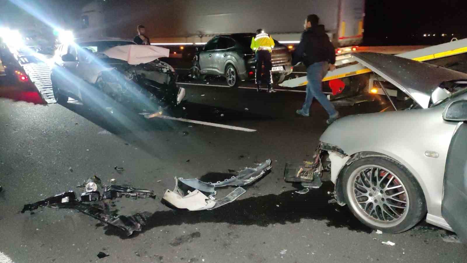 Otoyolda 4 Araç Çarpıştı: 1 Ölü, 7 Yaralı