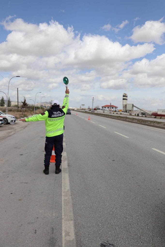 AFYONKARAHİSAR JANDARMASINDAN BAYRAM TRAFİĞİNE HAVA DESTEKLİ DENETİM
