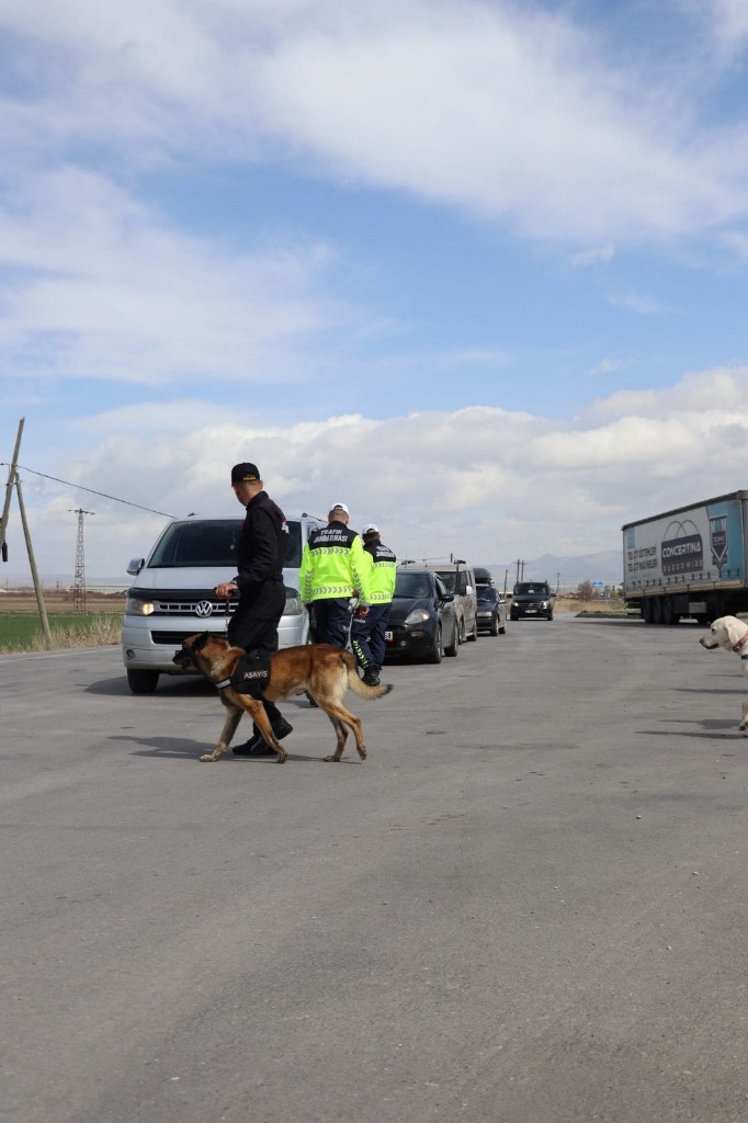 AFYONKARAHİSAR JANDARMASINDAN BAYRAM TRAFİĞİNE HAVA DESTEKLİ DENETİM
