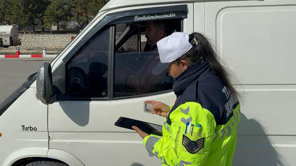 AFYONKARAHİSAR JANDARMASINDAN BAYRAM TRAFİĞİNE HAVA DESTEKLİ DENETİM