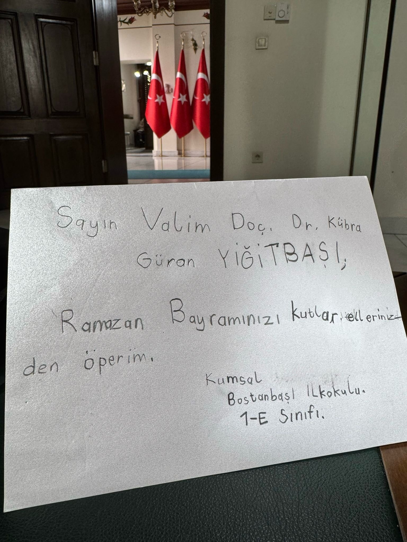 Vali Yiğitbaşı, Okuma Yazma Öğrenen Miniklerden Bayram Tebriği Aldı