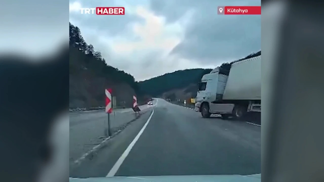 Kütahya'da kontrolden çıkan tır, otomobilin üstüne devrildi