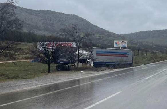 Kayarak Kontrolden Çıkan Tır Şarampole Girdi