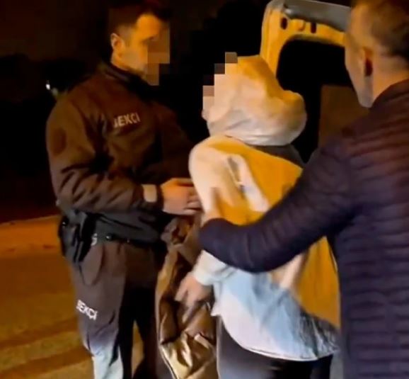 ALKOLLÜ KADIN, BEKÇİLERE KÜFÜR VE HAKARETLER YAĞDIRDI