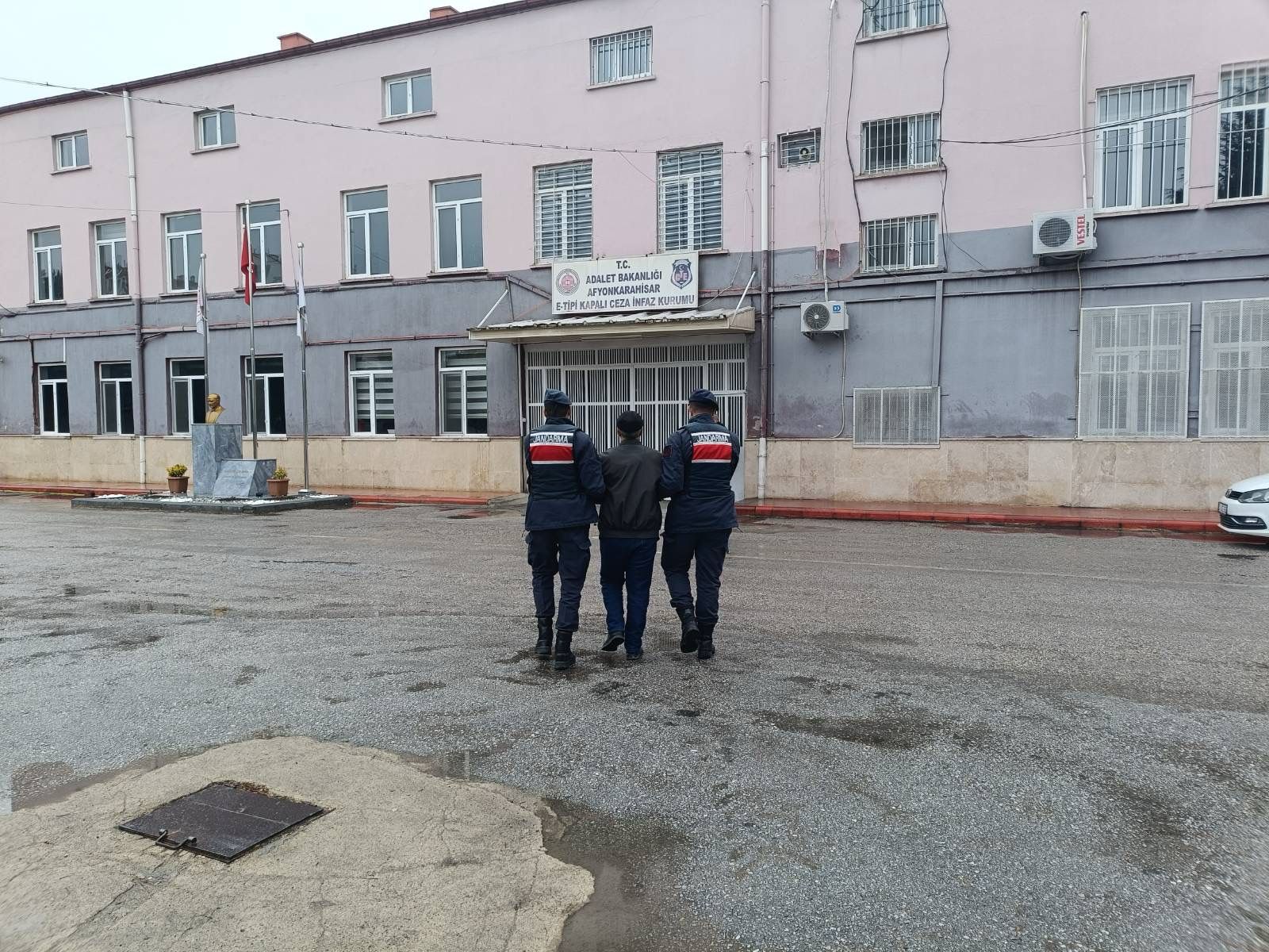 Afyonkarahisar’da “Silahla Yağma” Suçundan Aranan Şahıs Yakalandı