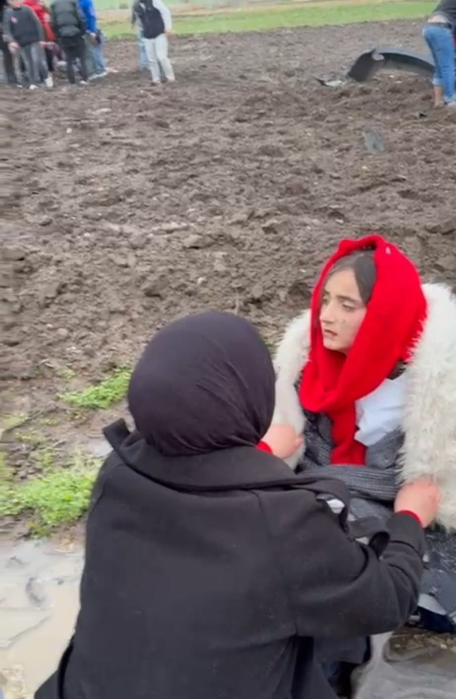 Takla atan araçta 5 kişi yaralandı: Kazada yaralanan çocuğun şoka girdiği anlar kameraya yansıdı