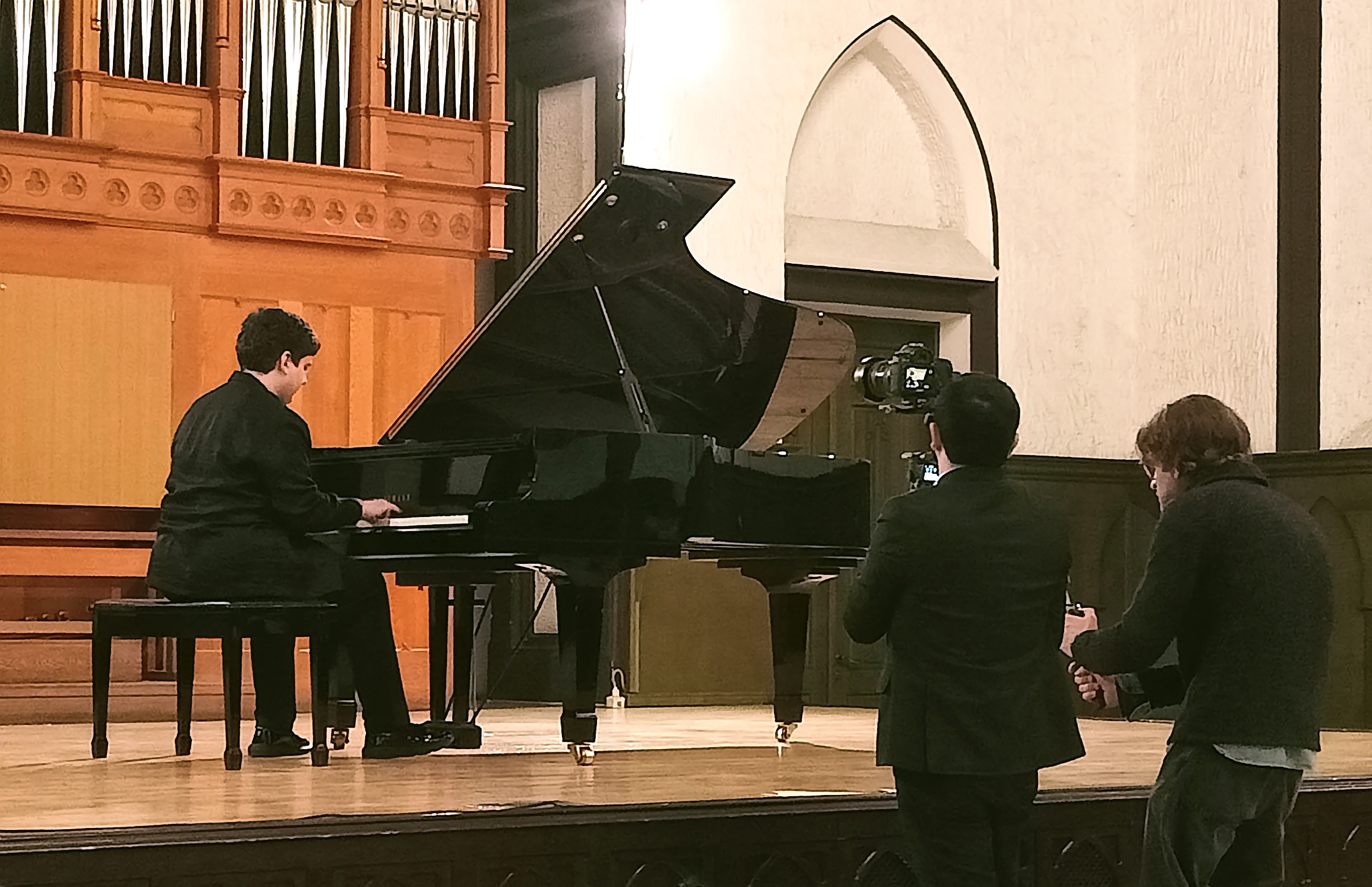  AKÜ’lü Otizmli Piyanist Koral Erdeniz, Bakü’de Solo Konser Verdi