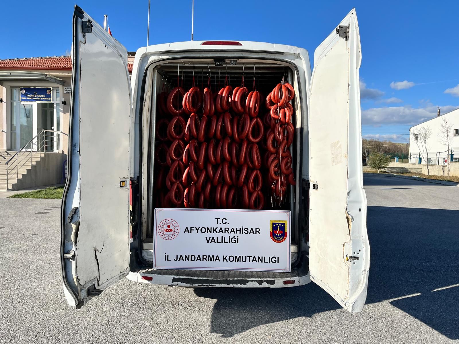 Afyon'da 2 Tonun Üzerinde Bozuk Sucuk Ele Geçirildi