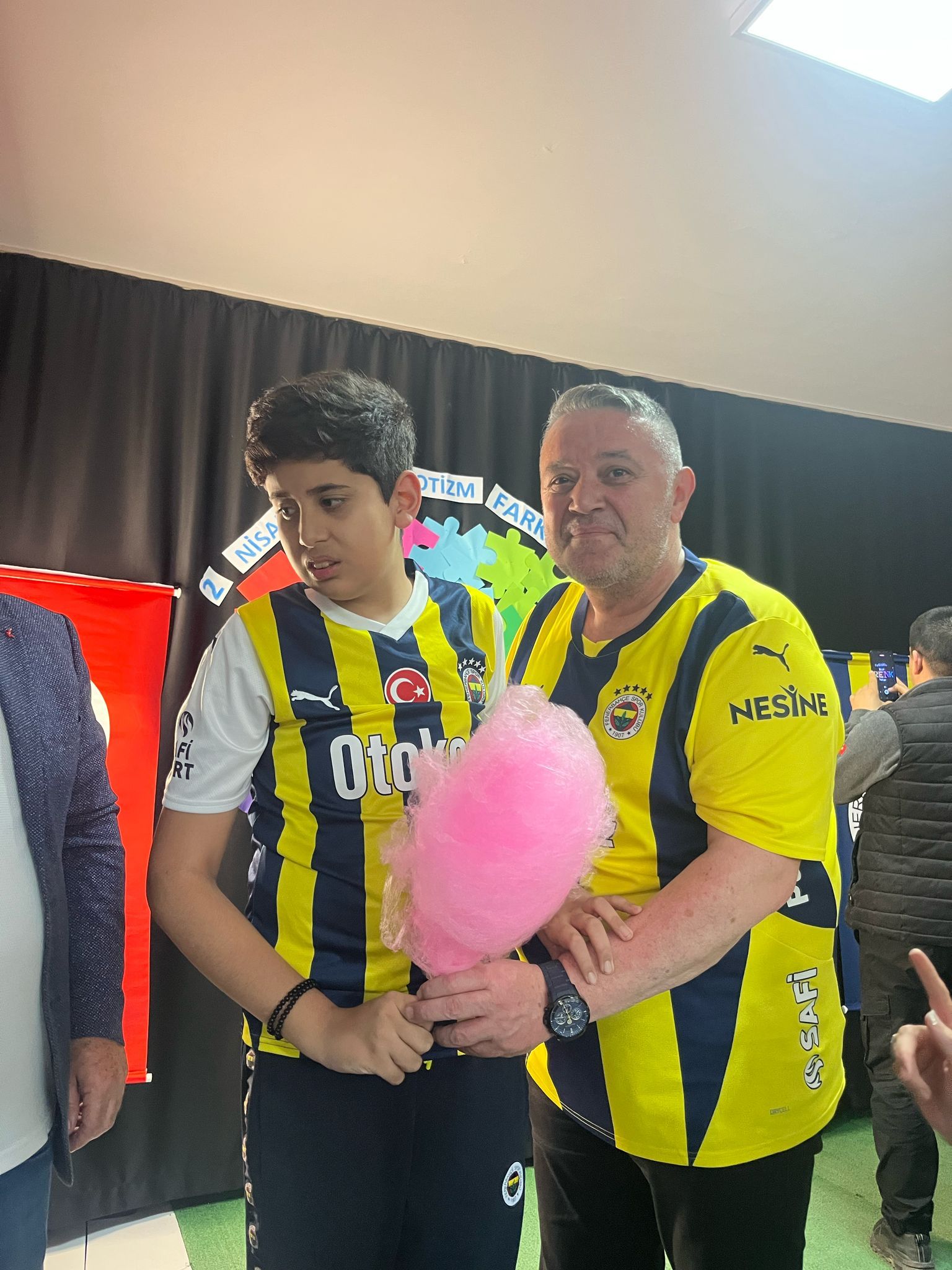 OTİZMLİ ÇOCUKLARA  PAMUK ŞEKERLİ SÜRPRİZ
