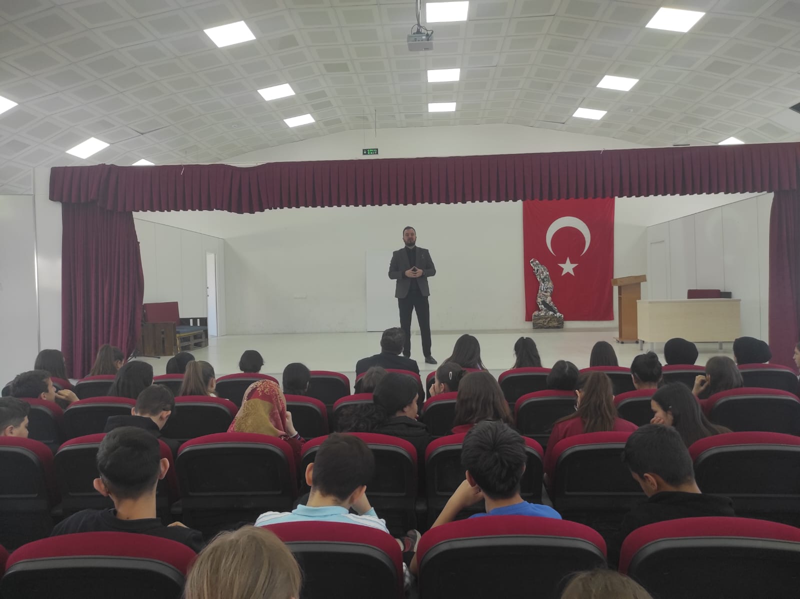 Ortaokul Öğrencileri Hukuk Mesleğiyle Tanıştı: Türk Hukuk Enstitüsü İl Başkanı Kartal, Öğrencilerle Buluştu