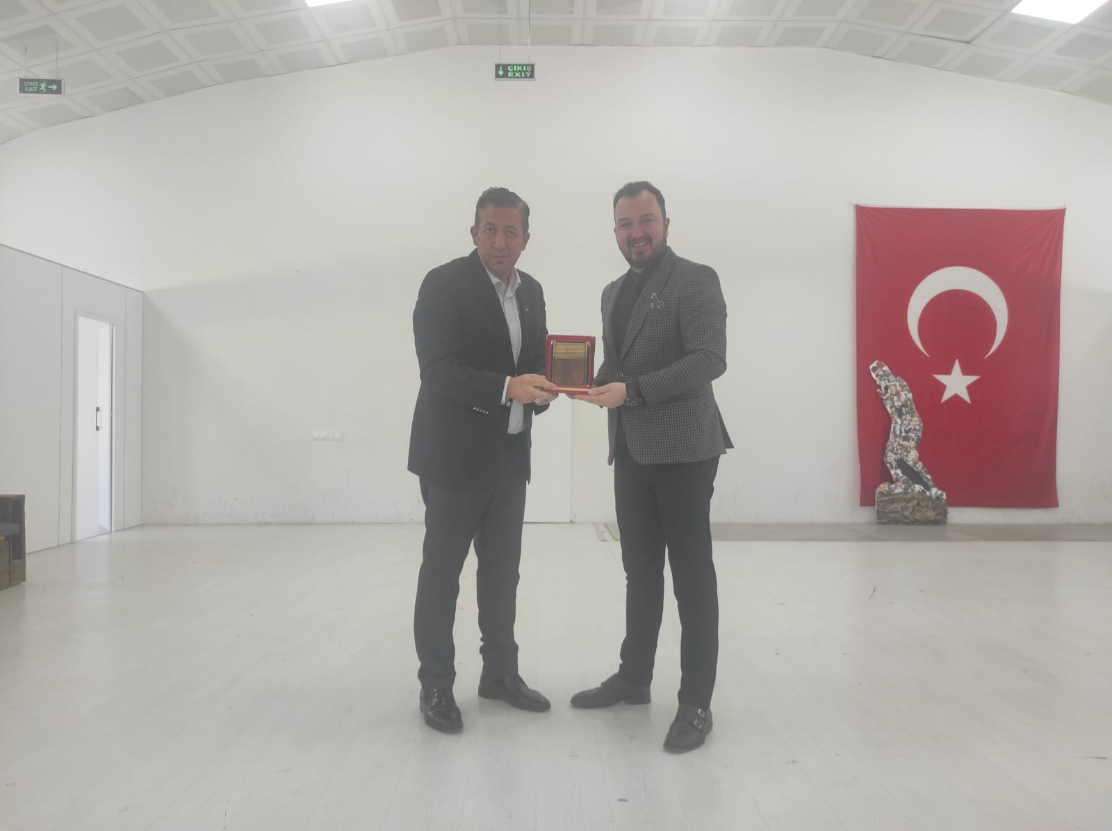 Ortaokul Öğrencileri Hukuk Mesleğiyle Tanıştı: Türk Hukuk Enstitüsü İl Başkanı Kartal, Öğrencilerle Buluştu