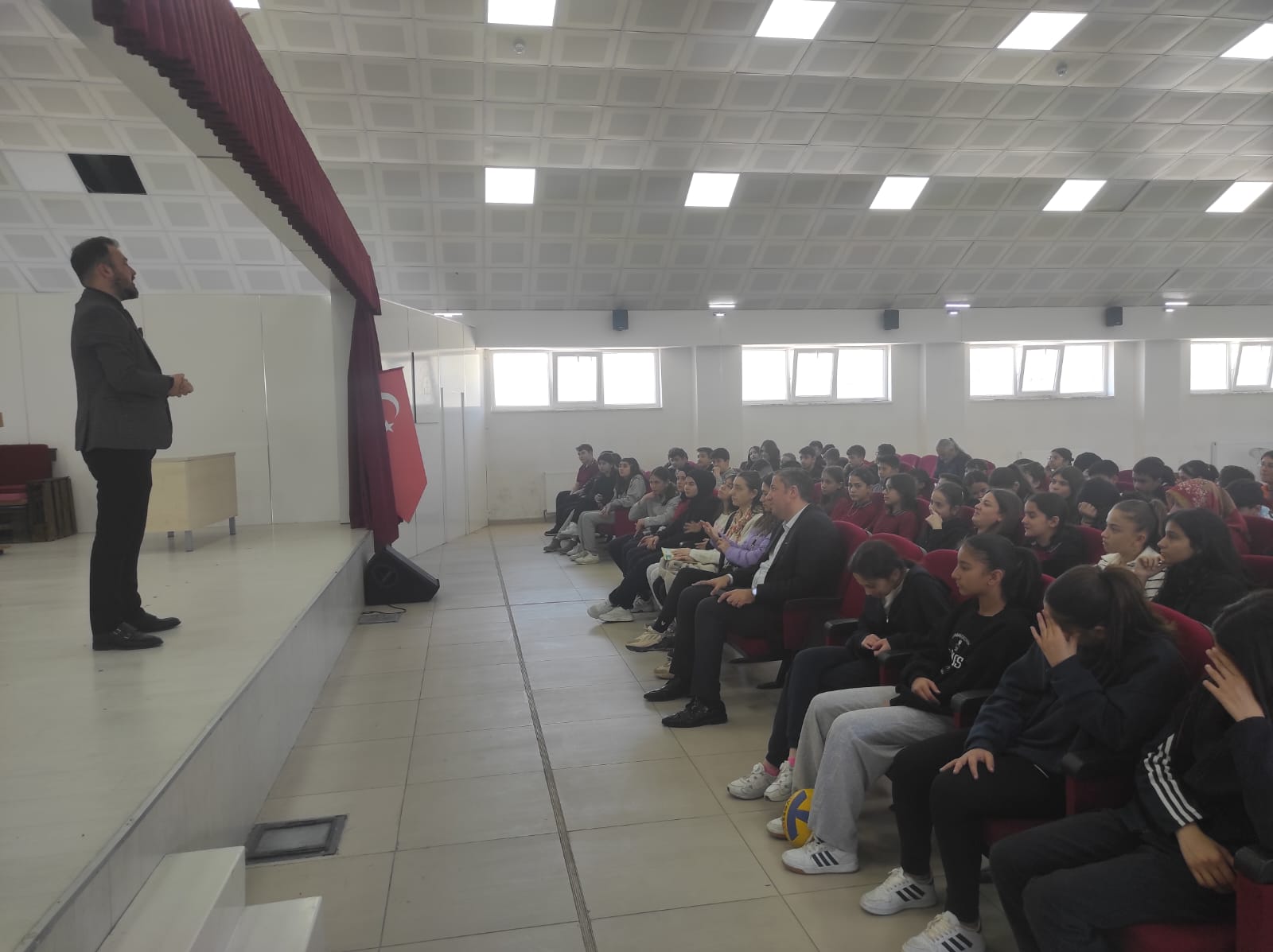 Ortaokul Öğrencileri Hukuk Mesleğiyle Tanıştı: Türk Hukuk Enstitüsü İl Başkanı Kartal, Öğrencilerle Buluştu