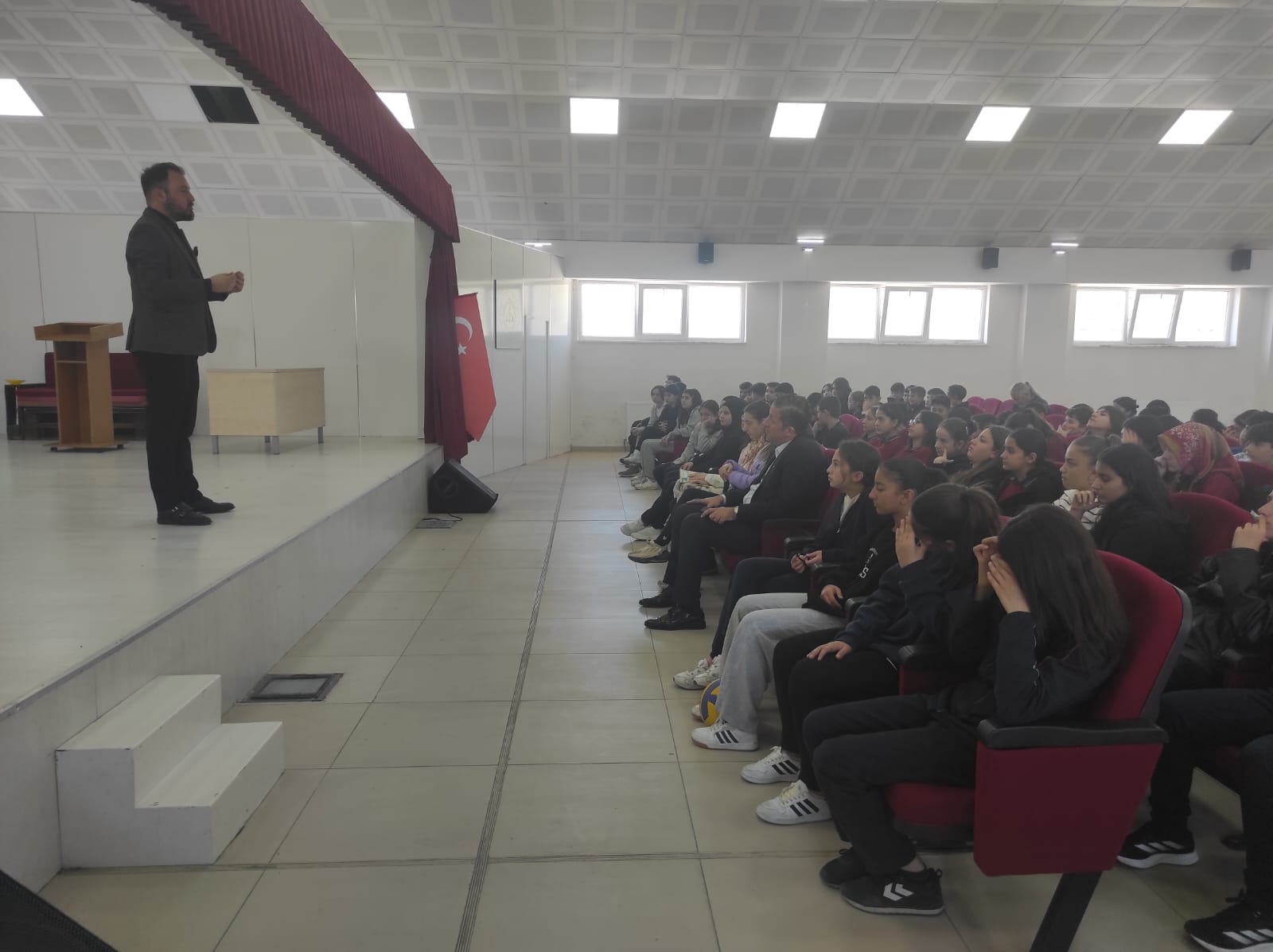 Ortaokul Öğrencileri Hukuk Mesleğiyle Tanıştı: Türk Hukuk Enstitüsü İl Başkanı Kartal, Öğrencilerle Buluştu