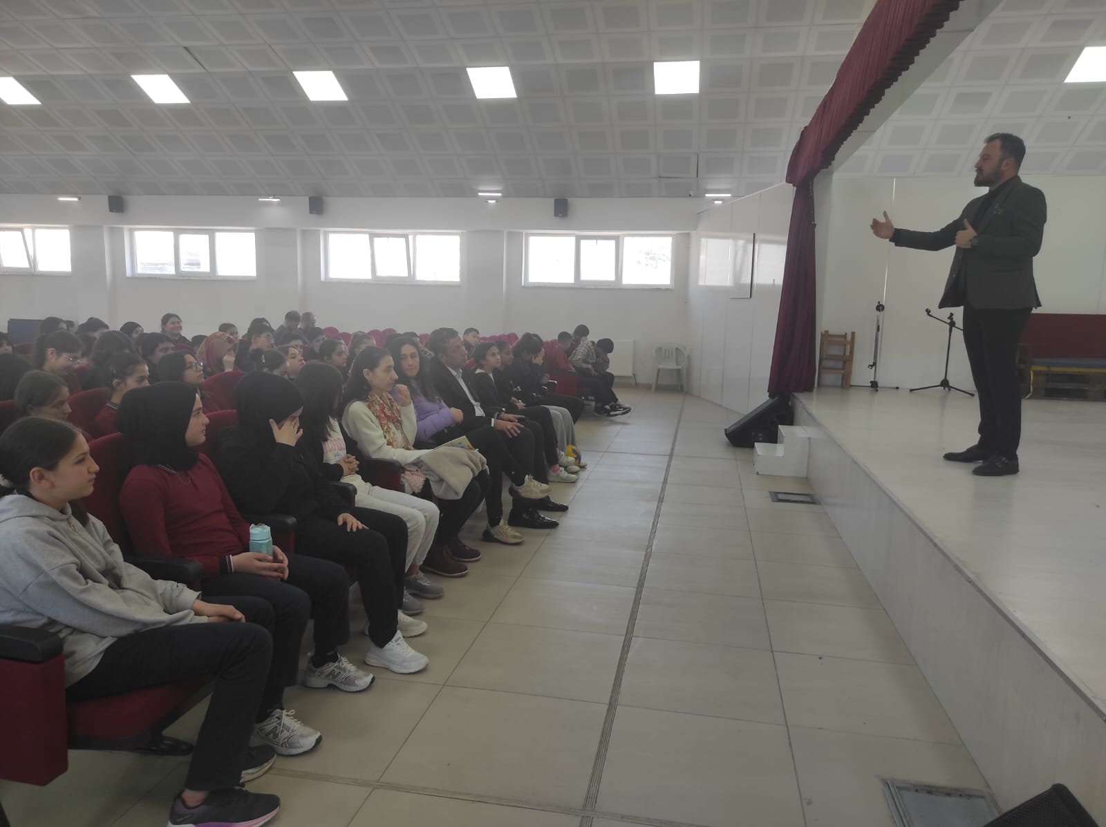 Ortaokul Öğrencileri Hukuk Mesleğiyle Tanıştı: Türk Hukuk Enstitüsü İl Başkanı Kartal, Öğrencilerle Buluştu