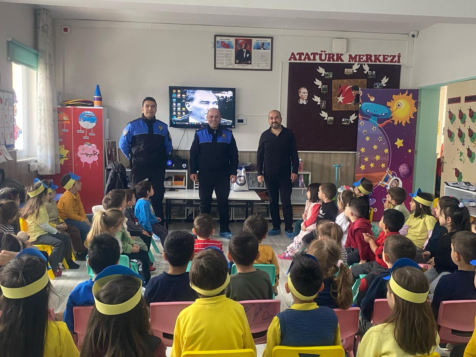 Polis Öğrencilere Güvenlik ve Trafik Kurallarını Anlattı