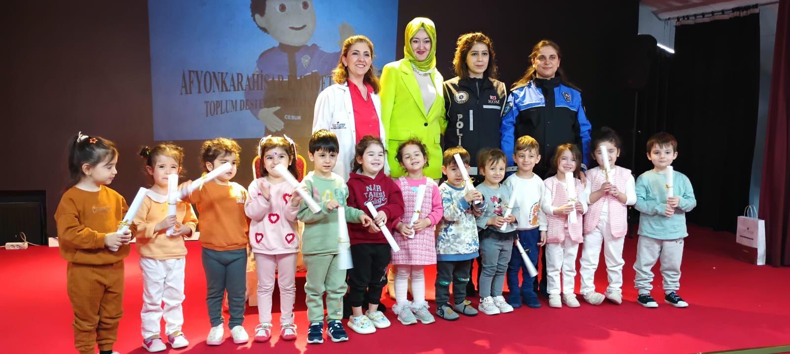 Polis Öğrencilere Güvenlik ve Trafik Kurallarını Anlattı