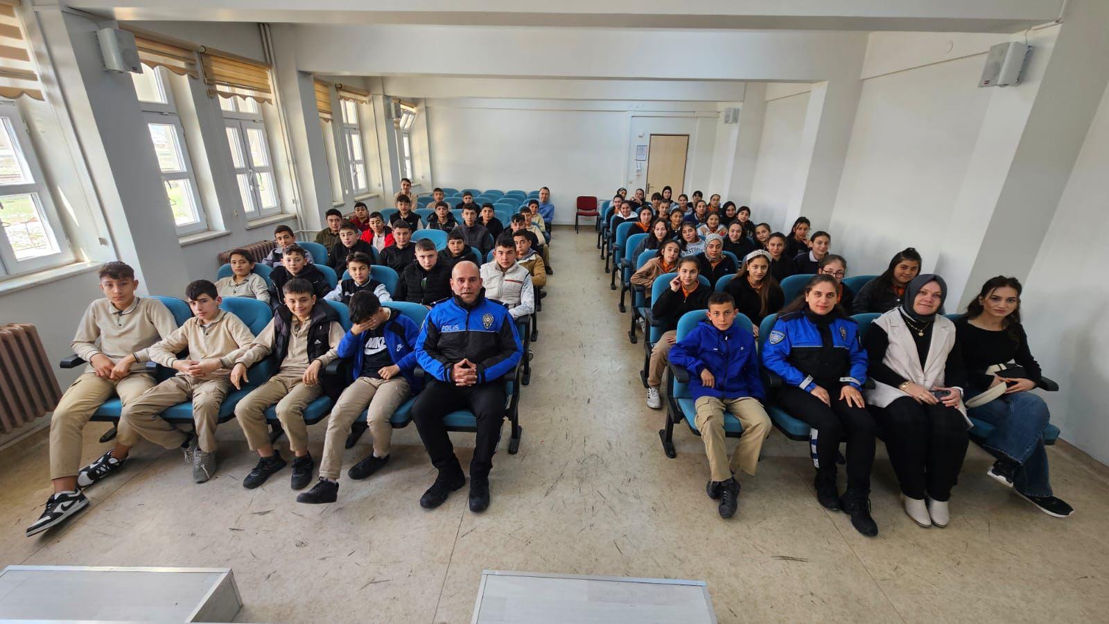 Polis Öğrencilere Güvenlik ve Trafik Kurallarını Anlattı