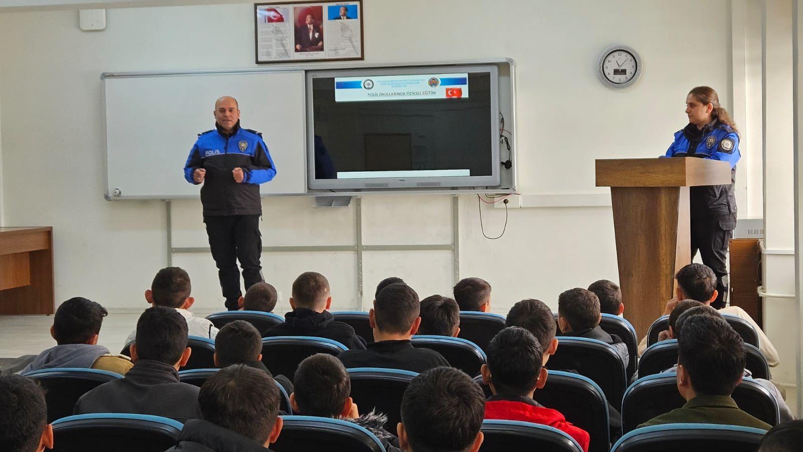 Polis Öğrencilere Güvenlik ve Trafik Kurallarını Anlattı