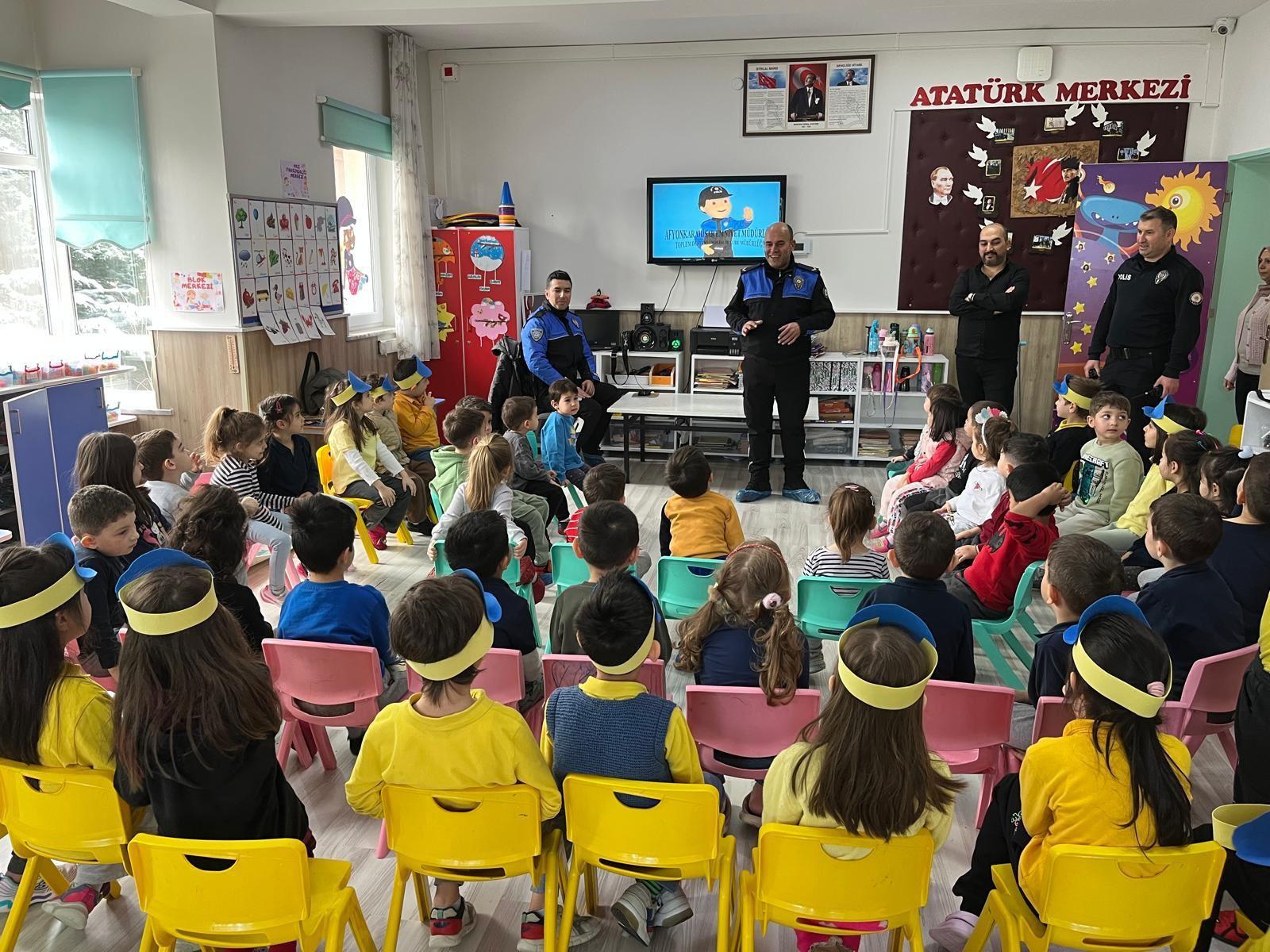 Polis Öğrencilere Güvenlik ve Trafik Kurallarını Anlattı