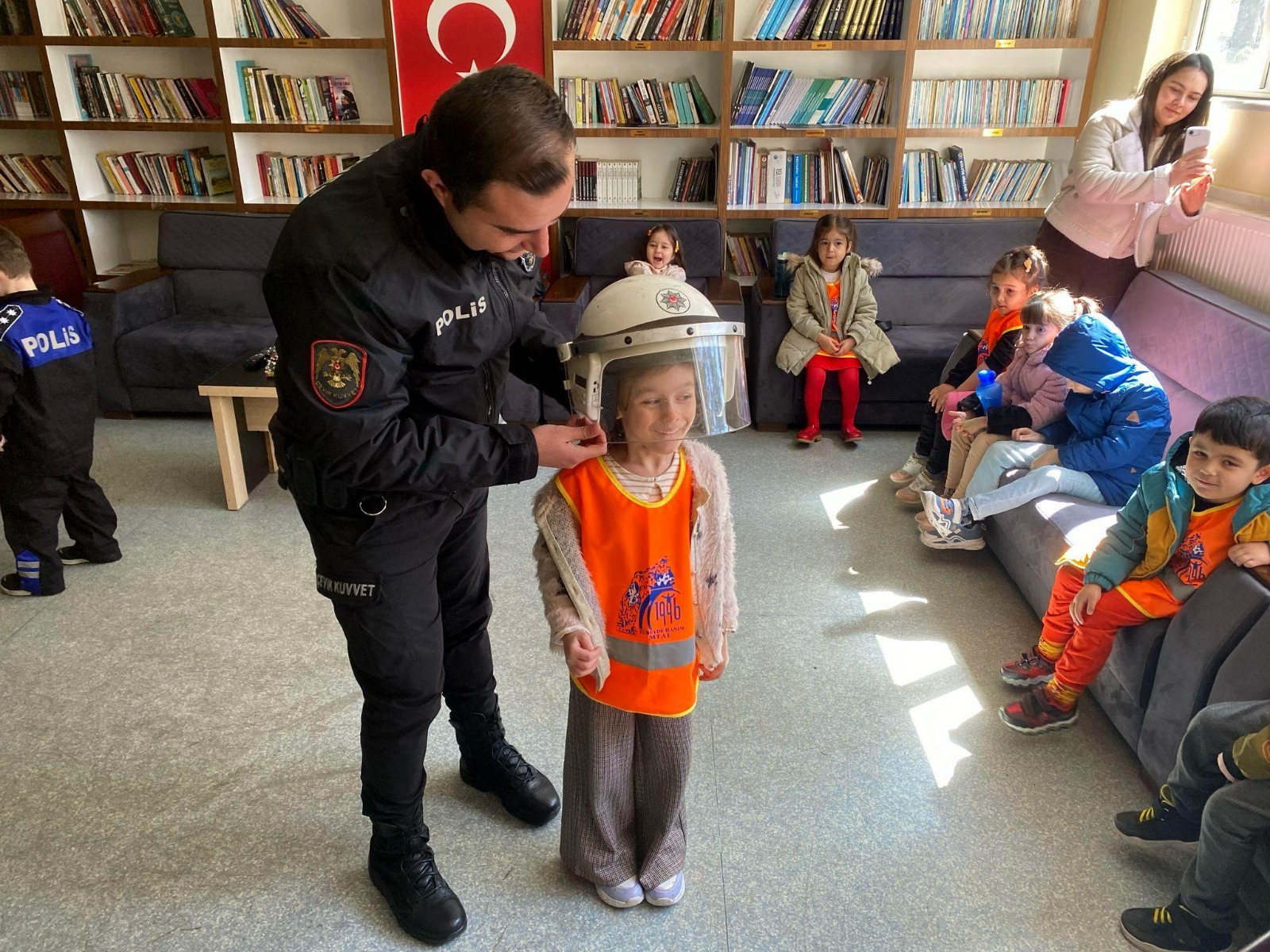 Minik Öğrencilerden Emniyete Anlamlı Ziyaret: Zübeyde Hanım Anaokulu Öğrencileri Polislik Mesleğini Tanıdı