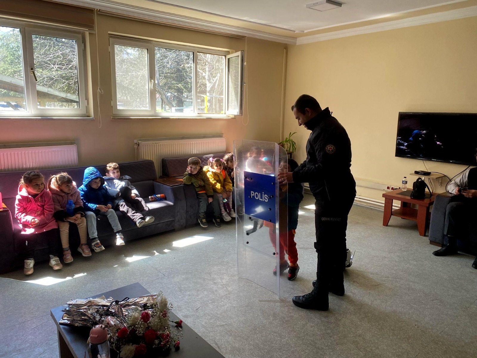 Minik Öğrencilerden Emniyete Anlamlı Ziyaret: Zübeyde Hanım Anaokulu Öğrencileri Polislik Mesleğini Tanıdı
