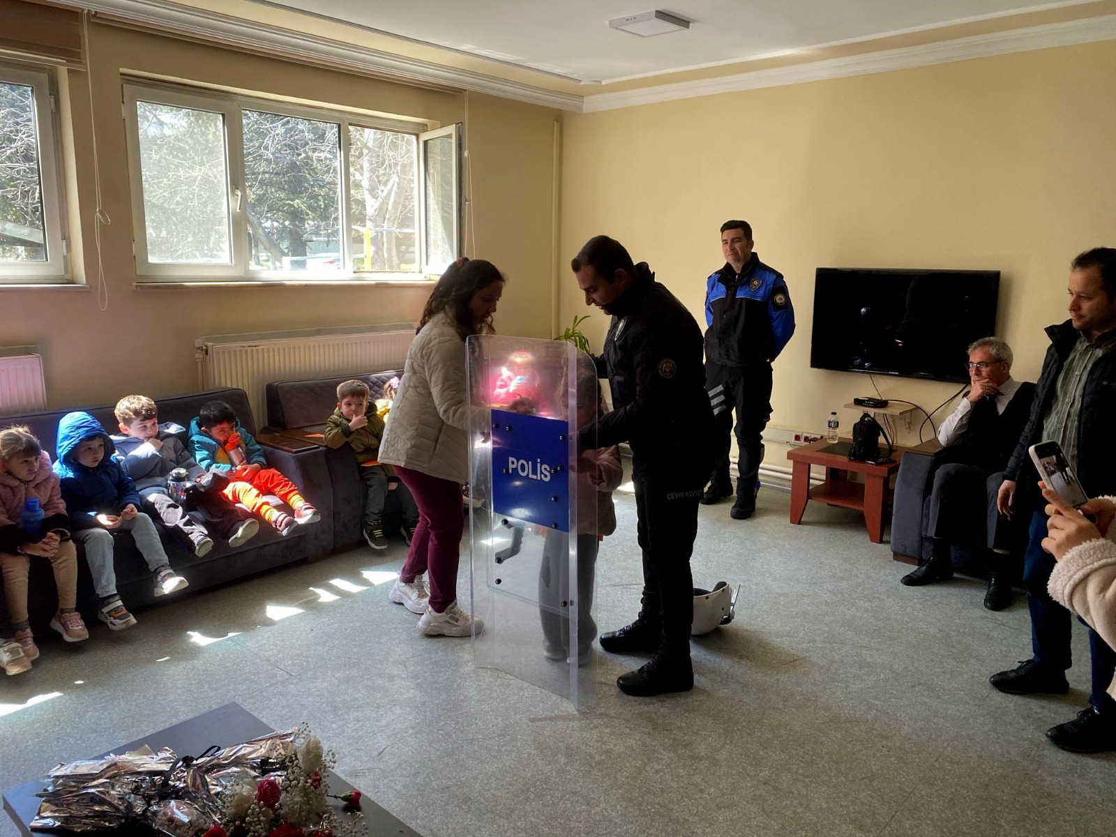 Minik Öğrencilerden Emniyete Anlamlı Ziyaret: Zübeyde Hanım Anaokulu Öğrencileri Polislik Mesleğini Tanıdı
