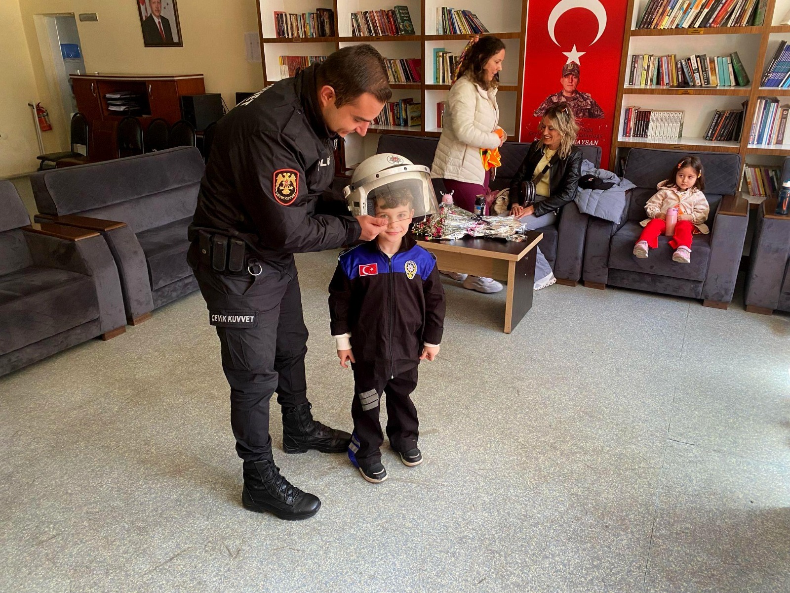 Minik Öğrencilerden Emniyete Anlamlı Ziyaret: Zübeyde Hanım Anaokulu Öğrencileri Polislik Mesleğini Tanıdı