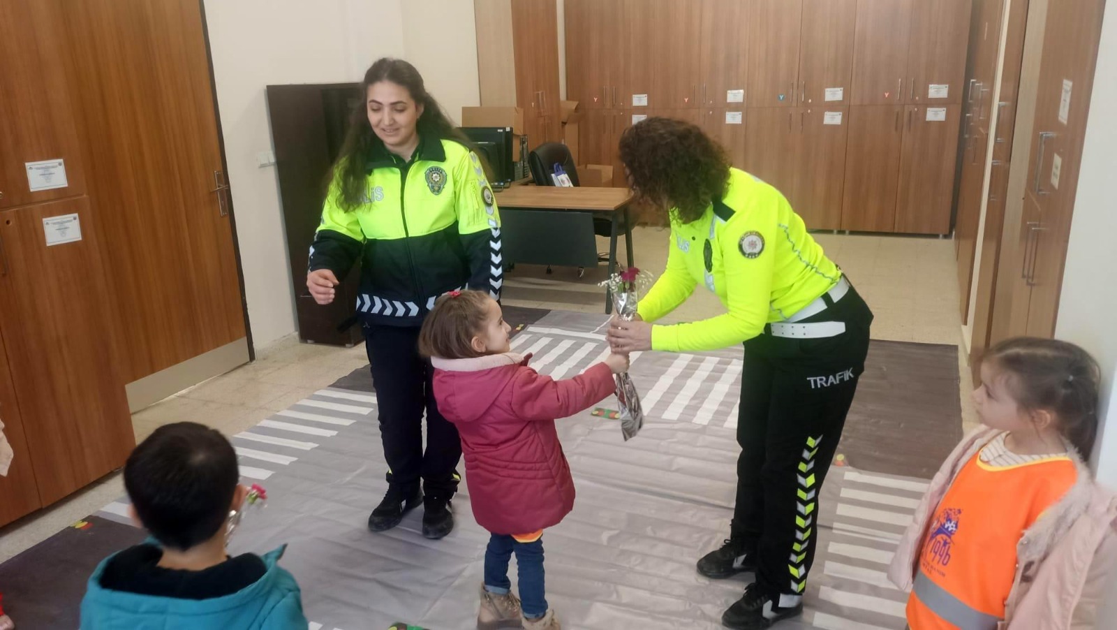 Minik Öğrencilerden Emniyete Anlamlı Ziyaret: Zübeyde Hanım Anaokulu Öğrencileri Polislik Mesleğini Tanıdı