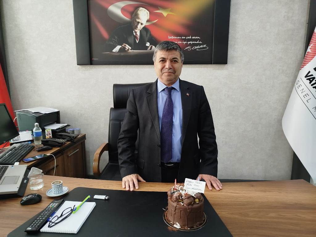 AFYONKARAHİSAR'DA SEVİLEN MERKEZ İLÇE MÜDÜRÜNE SÜRPRİZ DOĞUM GÜNÜ