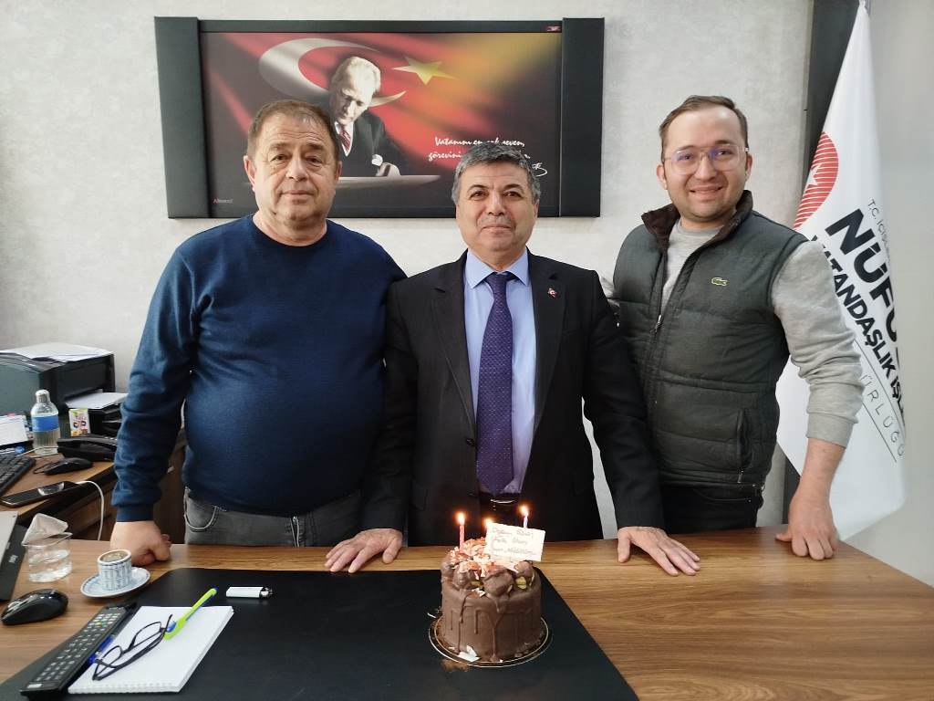 AFYONKARAHİSAR'DA SEVİLEN MERKEZ İLÇE MÜDÜRÜNE SÜRPRİZ DOĞUM GÜNÜ