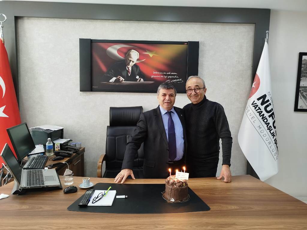 AFYONKARAHİSAR'DA SEVİLEN MERKEZ İLÇE MÜDÜRÜNE SÜRPRİZ DOĞUM GÜNÜ