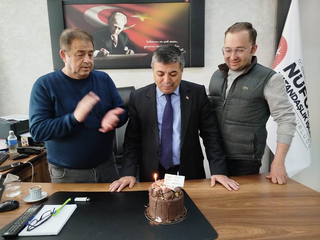AFYONKARAHİSAR'DA SEVİLEN MERKEZ İLÇE MÜDÜRÜNE SÜRPRİZ DOĞUM GÜNÜ