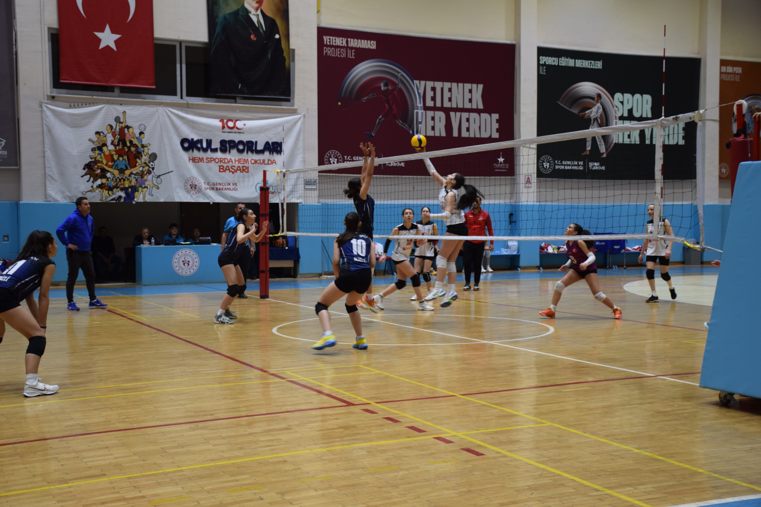 Afyon’da Küçük Kızlar Voleybol Grup Müsabakaları Tamamlandı: Genç Sporcuların Mücadelesi Nefes Kesti