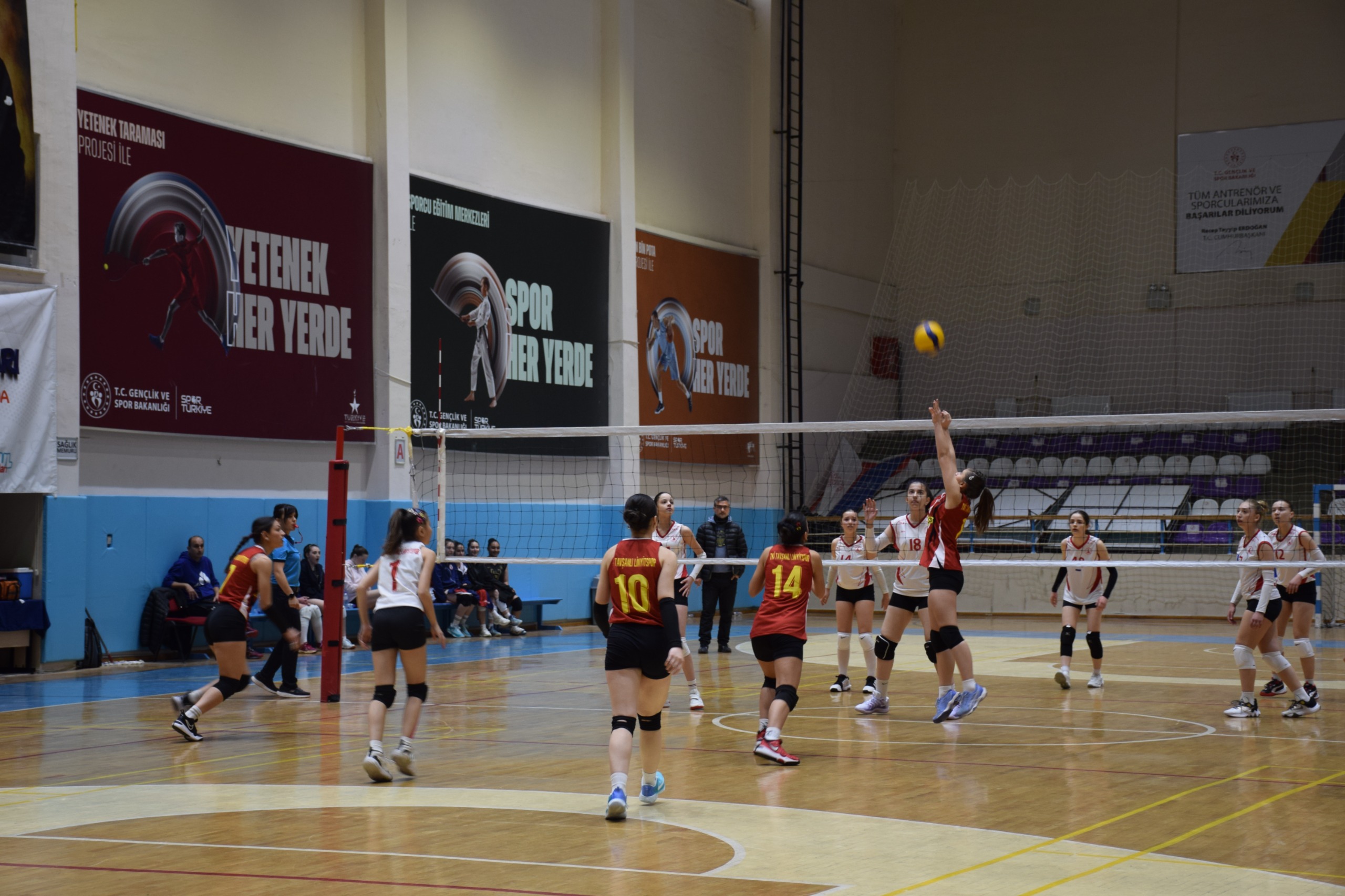 Afyon’da Küçük Kızlar Voleybol Grup Müsabakaları Tamamlandı: Genç Sporcuların Mücadelesi Nefes Kesti