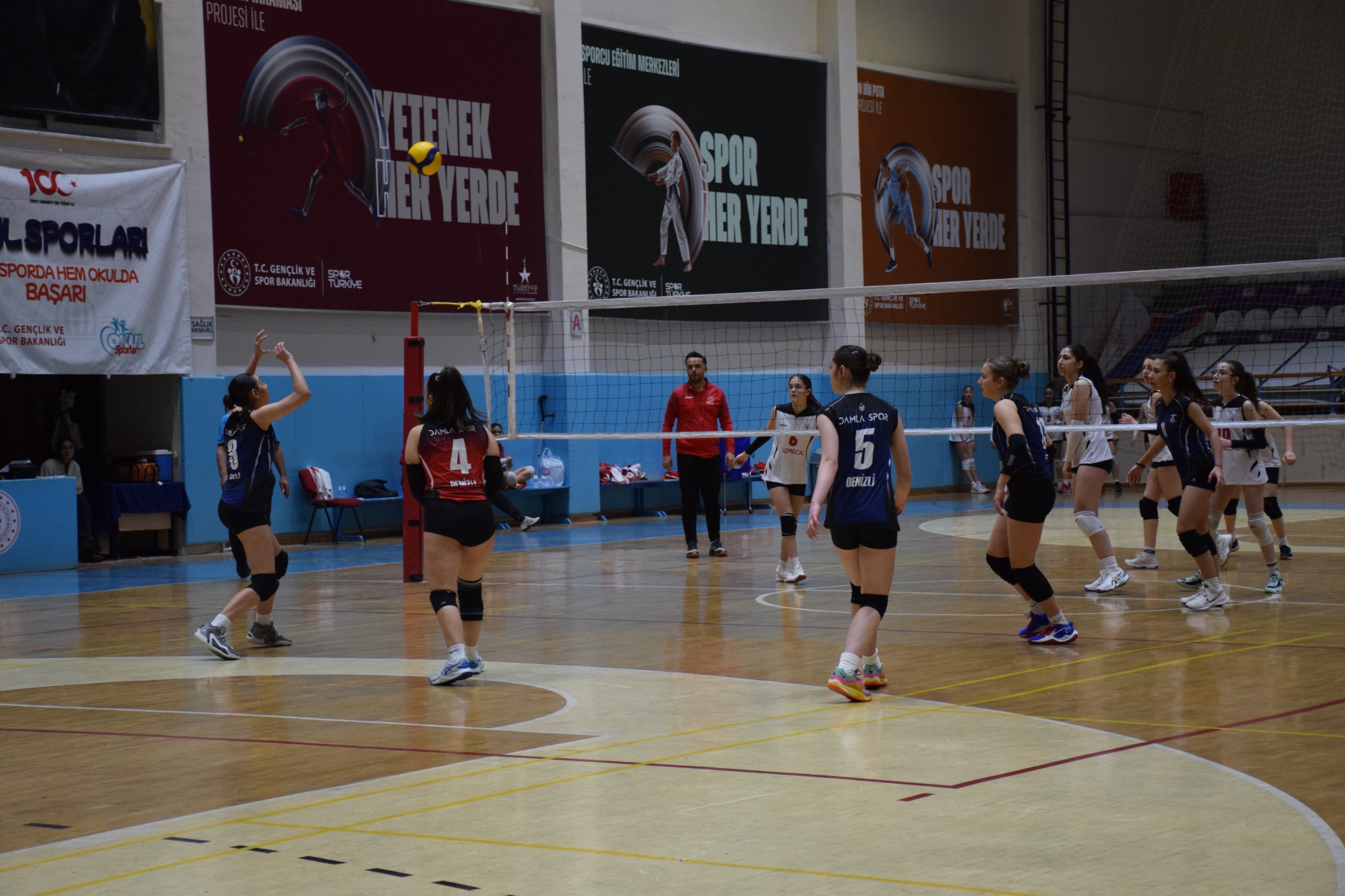 Afyon’da Küçük Kızlar Voleybol Grup Müsabakaları Tamamlandı: Genç Sporcuların Mücadelesi Nefes Kesti
