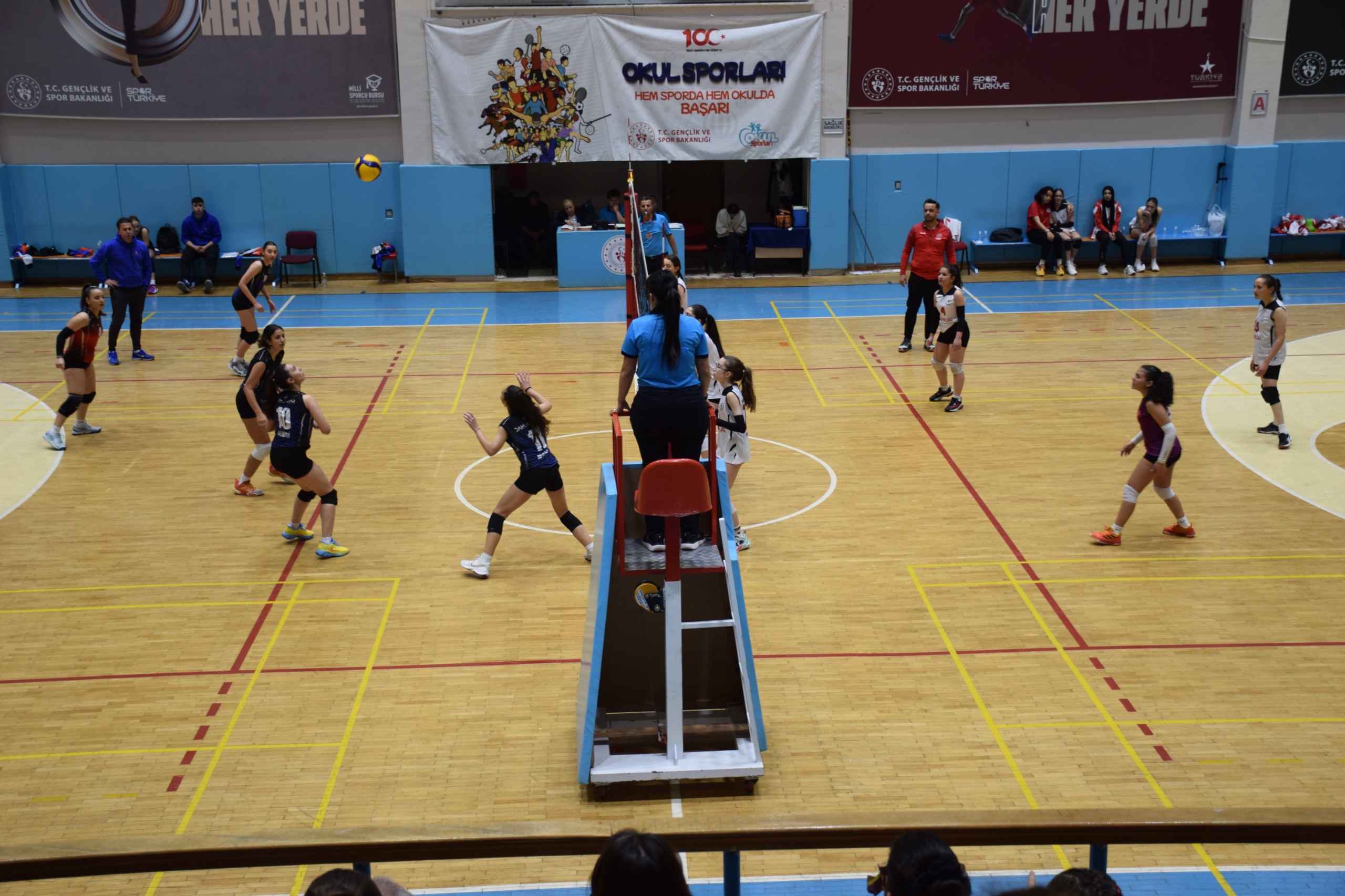 Afyon’da Küçük Kızlar Voleybol Grup Müsabakaları Tamamlandı: Genç Sporcuların Mücadelesi Nefes Kesti