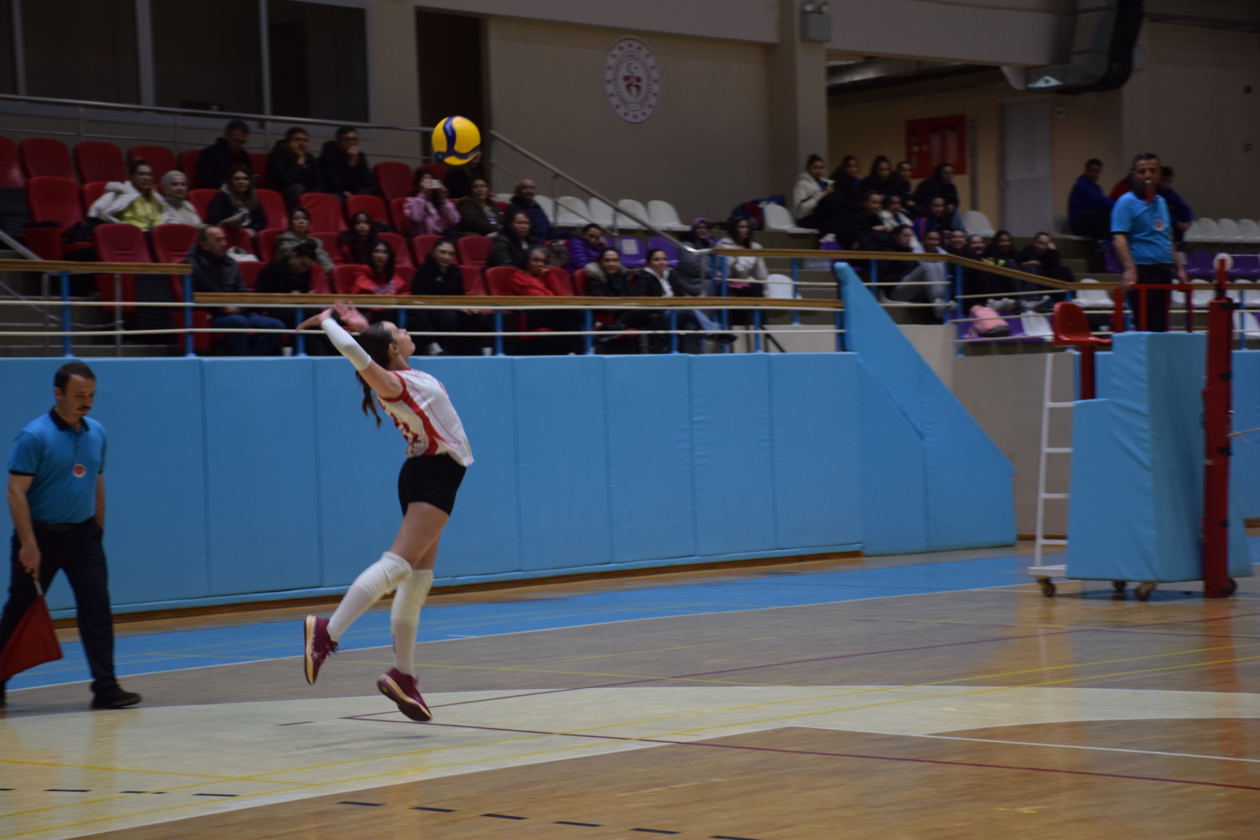Afyon’da Küçük Kızlar Voleybol Grup Müsabakaları Tamamlandı: Genç Sporcuların Mücadelesi Nefes Kesti