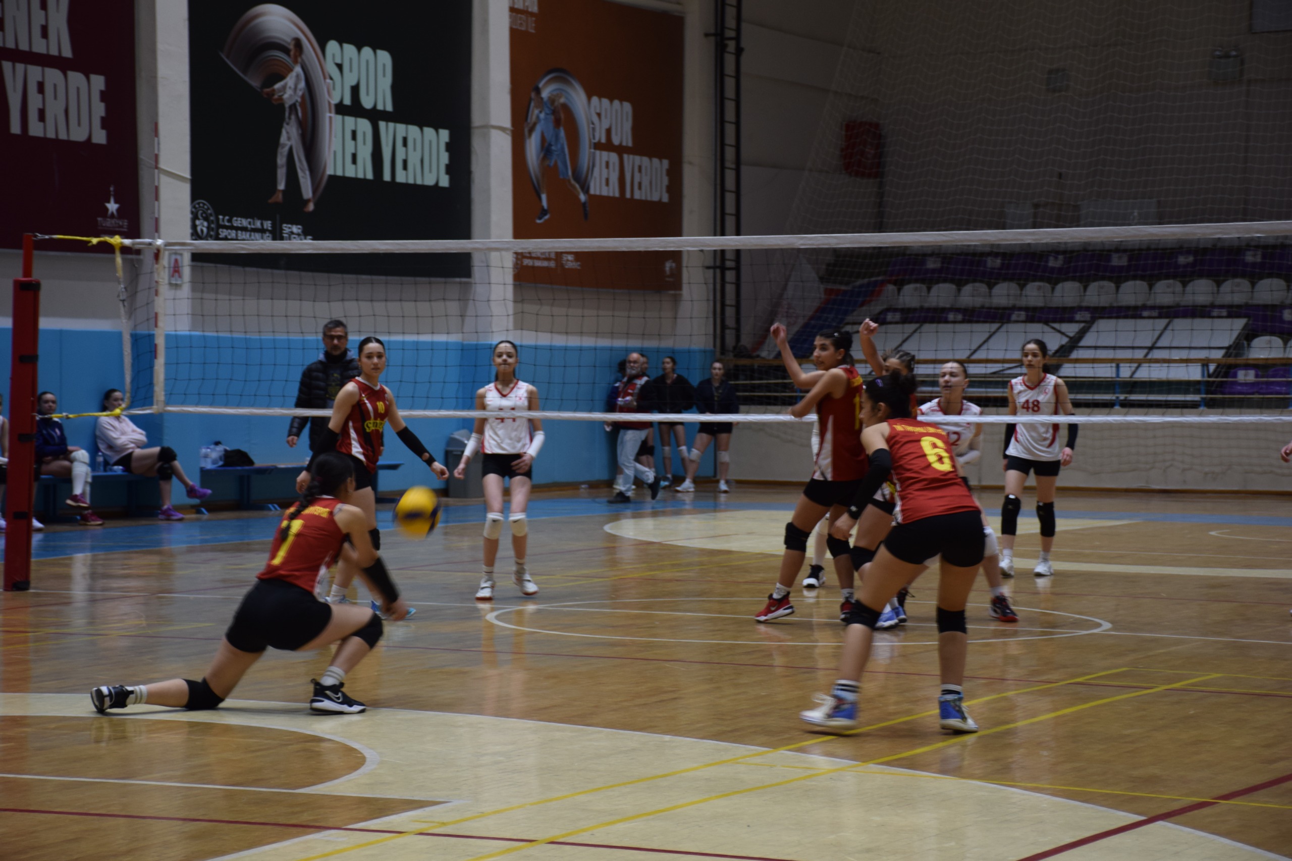 Afyon’da Küçük Kızlar Voleybol Grup Müsabakaları Tamamlandı: Genç Sporcuların Mücadelesi Nefes Kesti