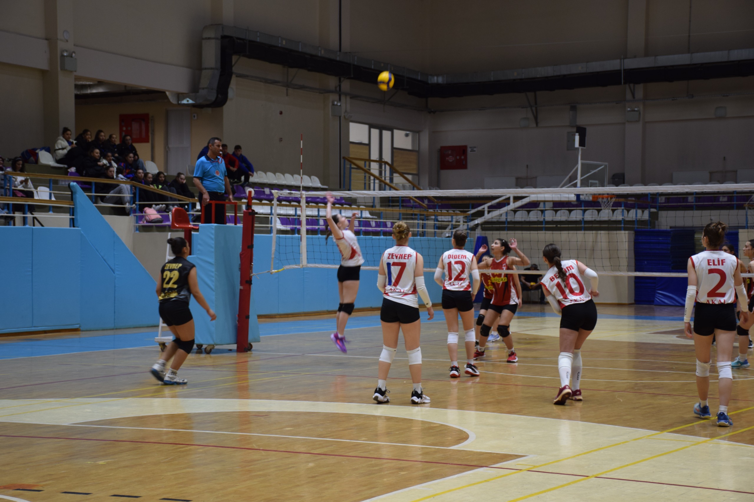 Afyon’da Küçük Kızlar Voleybol Grup Müsabakaları Tamamlandı: Genç Sporcuların Mücadelesi Nefes Kesti
